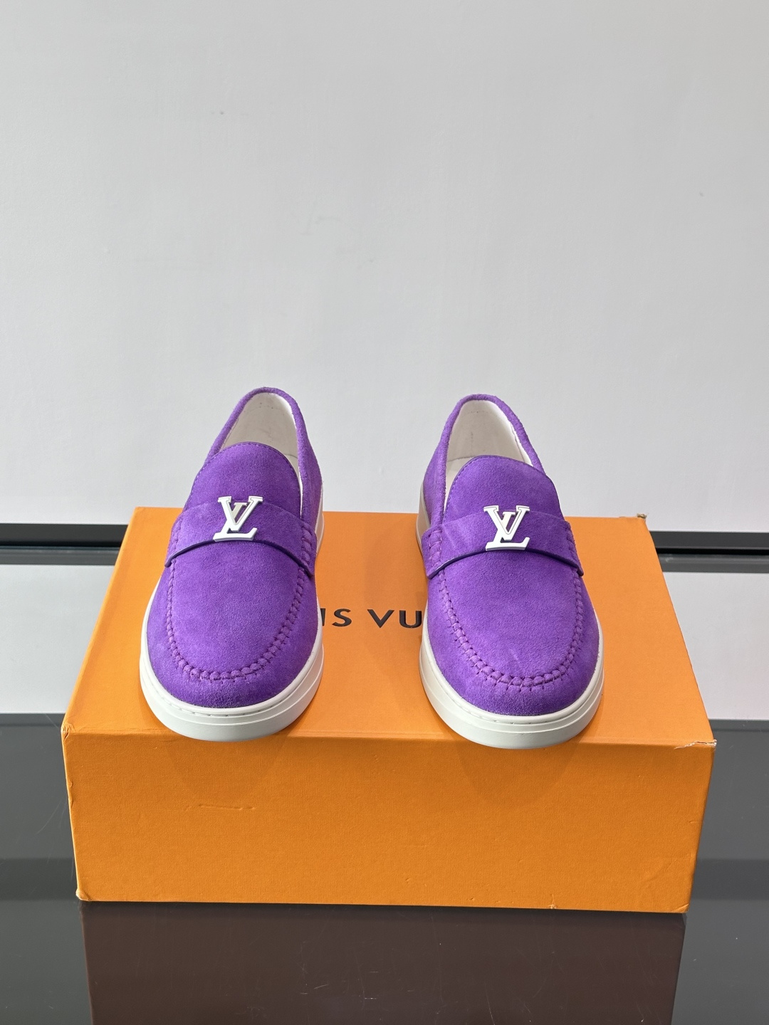 💙💜LV男士羊反绒乐福鞋，选用柔软羊反绒，多巴胺配色。搭配经典金属“LV”标志，简约又有辨识度✨。一脚蹬