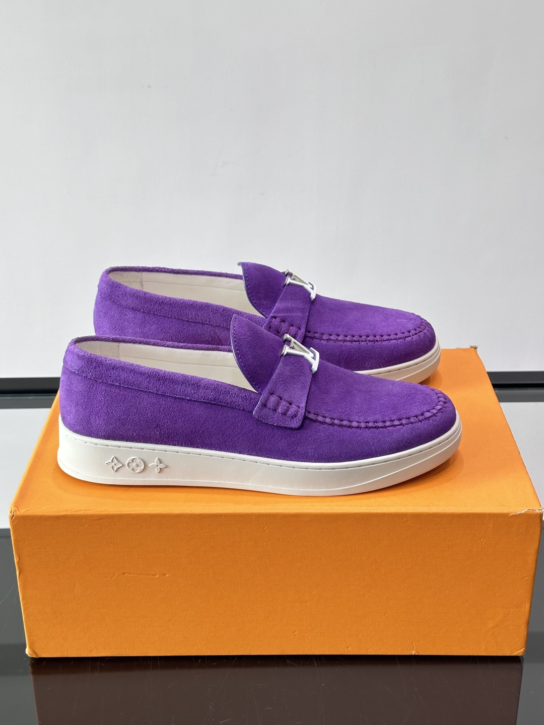 💙💜LV男士羊反绒乐福鞋，选用柔软羊反绒，多巴胺配色。搭配经典金属“LV”标志，简约又有辨识度✨。一脚蹬