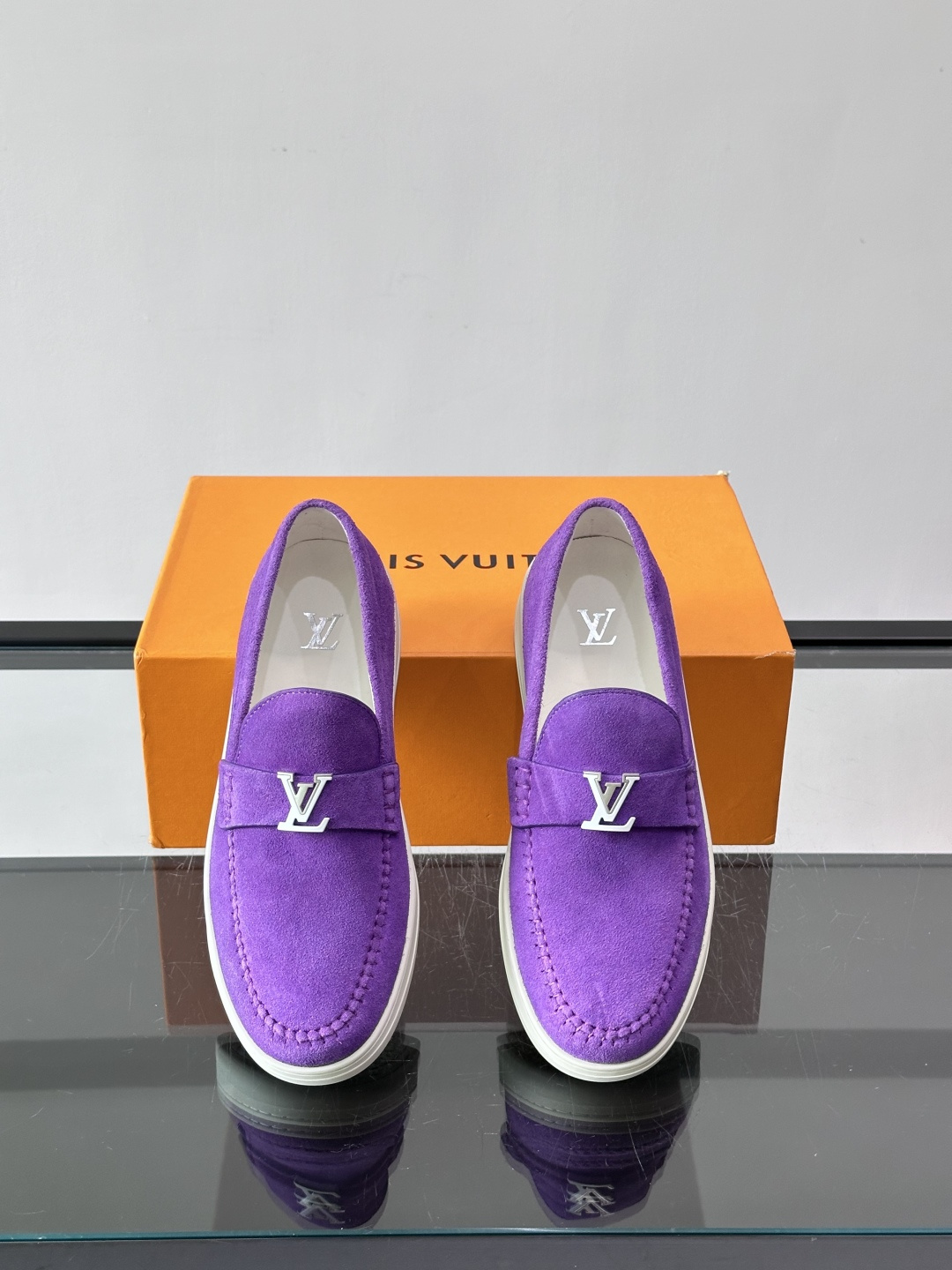 💙💜LV男士羊反绒乐福鞋，选用柔软羊反绒，多巴胺配色。搭配经典金属“LV”标志，简约又有辨识度✨。一脚蹬