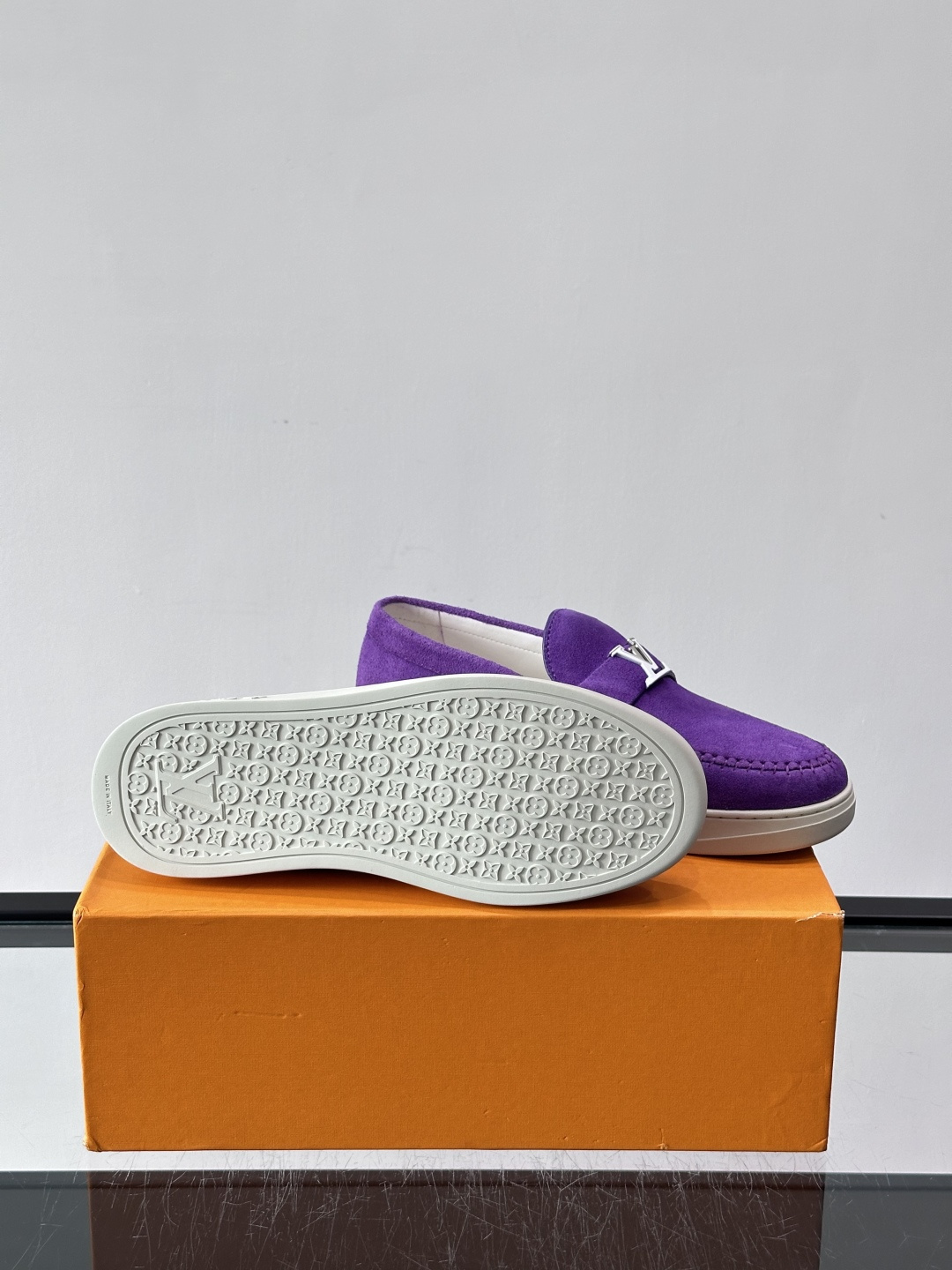 💙💜LV男士羊反绒乐福鞋，选用柔软羊反绒，多巴胺配色。搭配经典金属“LV”标志，简约又有辨识度✨。一脚蹬