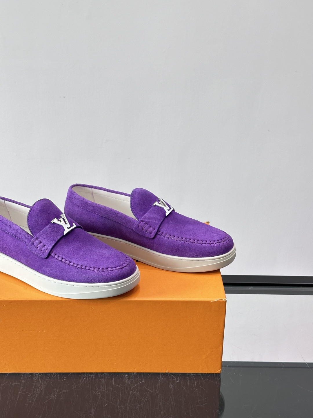 💙💜LV男士羊反绒乐福鞋，选用柔软羊反绒，多巴胺配色。搭配经典金属“LV”标志，简约又有辨识度✨。一脚蹬