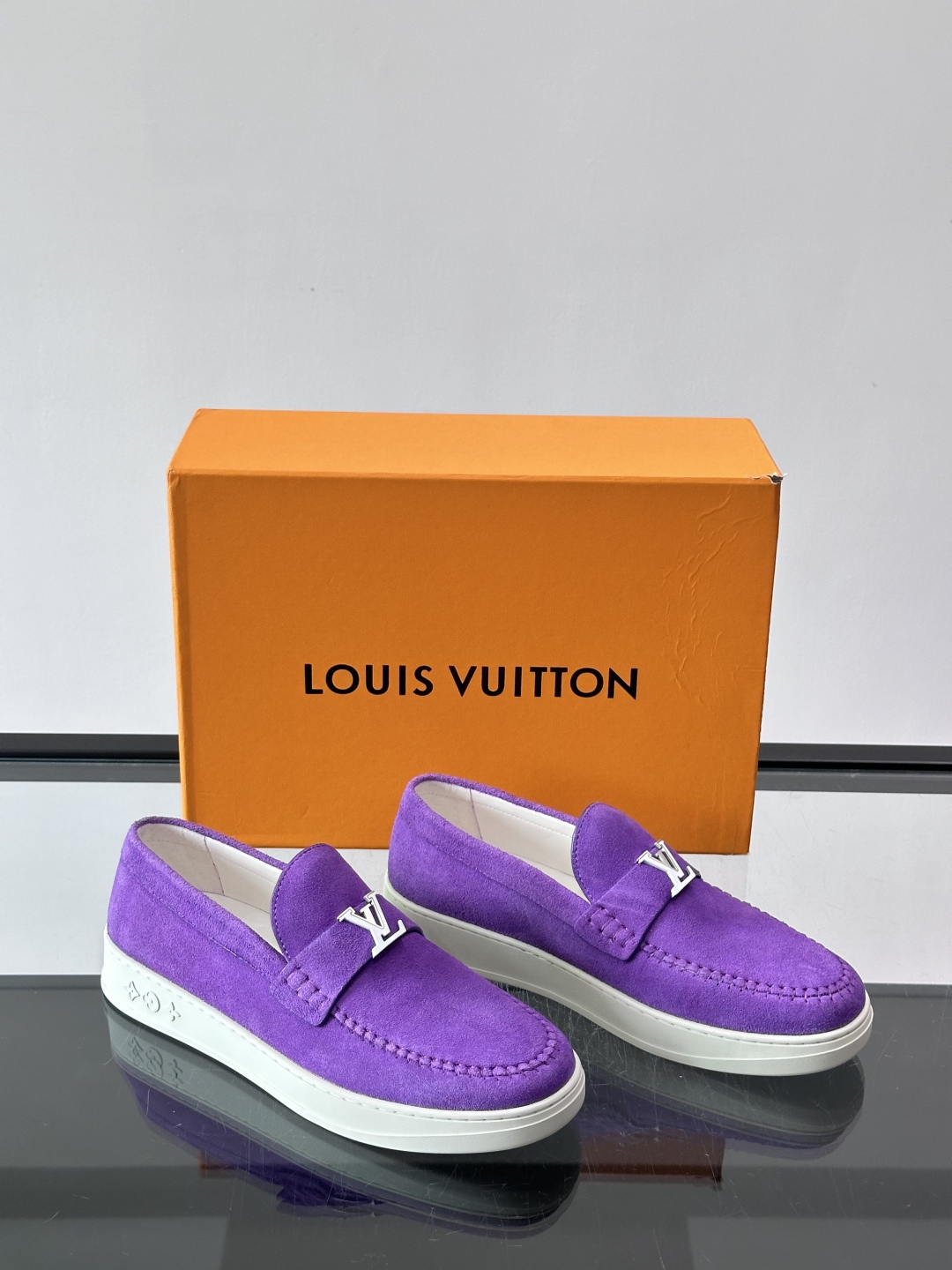 💙💜LV男士羊反绒乐福鞋，选用柔软羊反绒，多巴胺配色。搭配经典金属“LV”标志，简约又有辨识度✨。一脚蹬