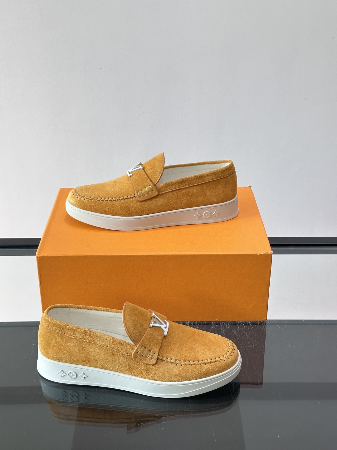 💙💜LV男士羊反绒乐福鞋，选用柔软羊反绒，多巴胺配色。搭配经典金属“LV”标志，简约又有辨识度✨。一脚蹬