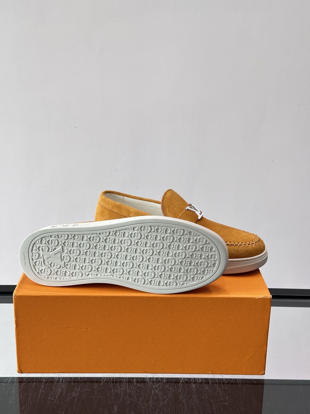 💙💜LV男士羊反绒乐福鞋，选用柔软羊反绒，多巴胺配色。搭配经典金属“LV”标志，简约又有辨识度✨。一脚蹬