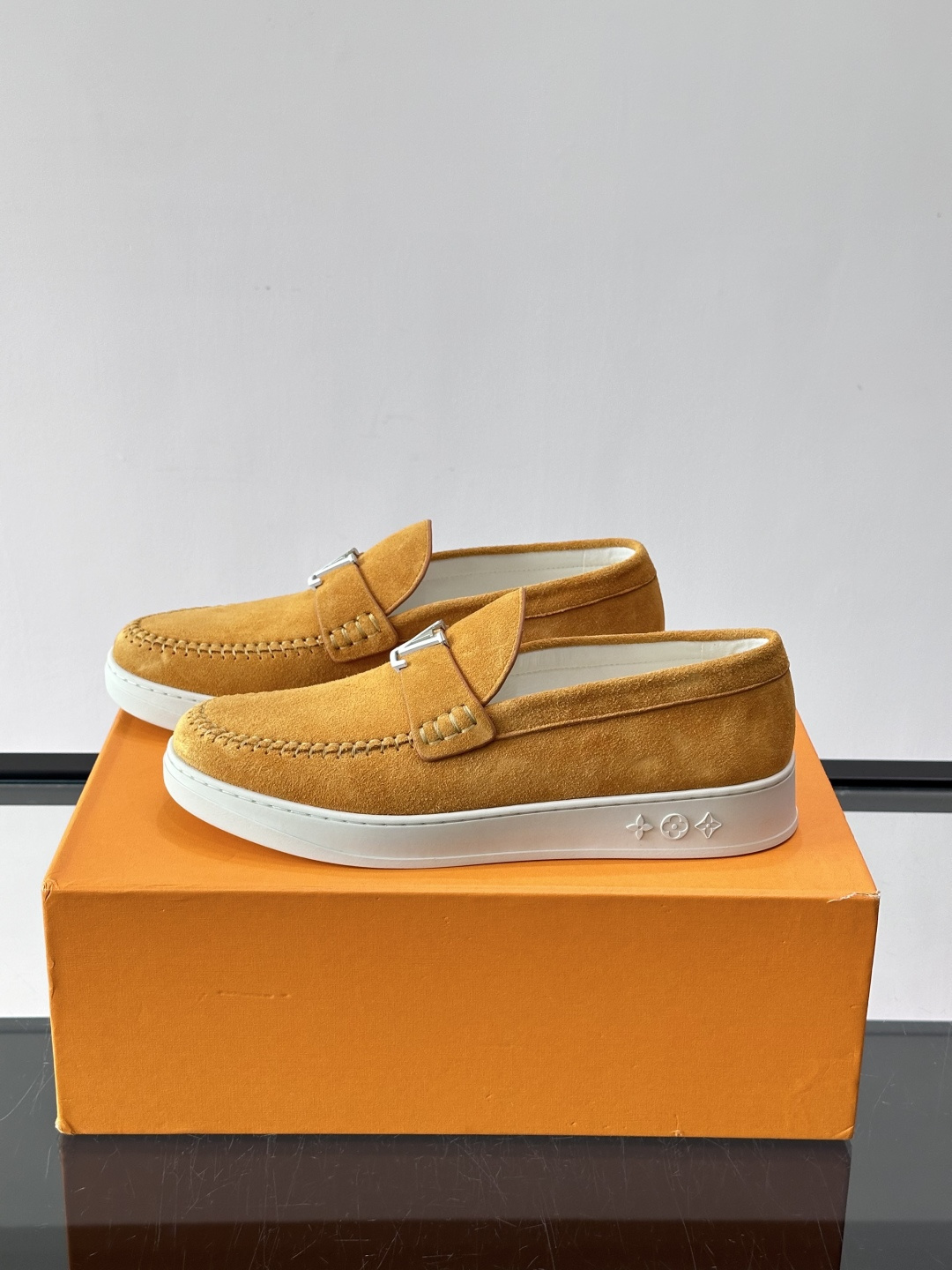 💙💜LV男士羊反绒乐福鞋，选用柔软羊反绒，多巴胺配色。搭配经典金属“LV”标志，简约又有辨识度✨。一脚蹬