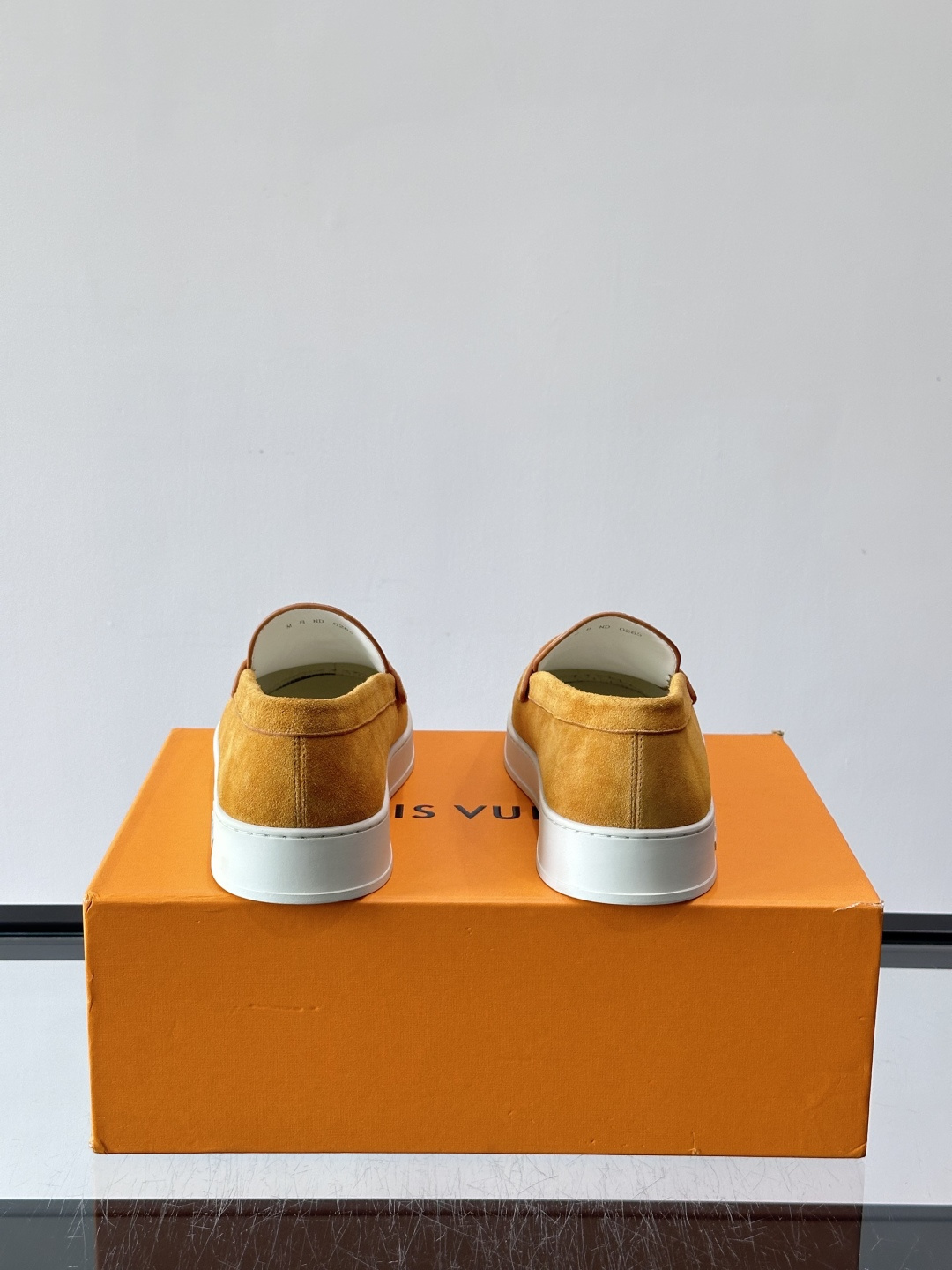 💙💜LV男士羊反绒乐福鞋，选用柔软羊反绒，多巴胺配色。搭配经典金属“LV”标志，简约又有辨识度✨。一脚蹬