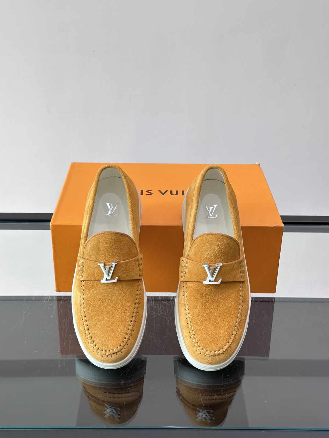 💙💜LV男士羊反绒乐福鞋，选用柔软羊反绒，多巴胺配色。搭配经典金属“LV”标志，简约又有辨识度✨。一脚蹬