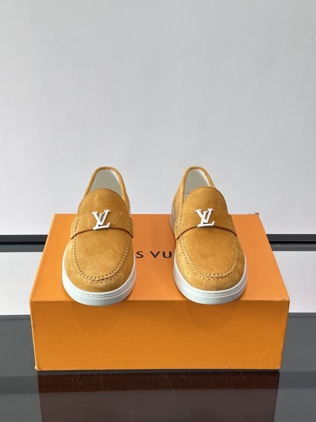 💙💜LV男士羊反绒乐福鞋，选用柔软羊反绒，多巴胺配色。搭配经典金属“LV”标志，简约又有辨识度✨。一脚蹬