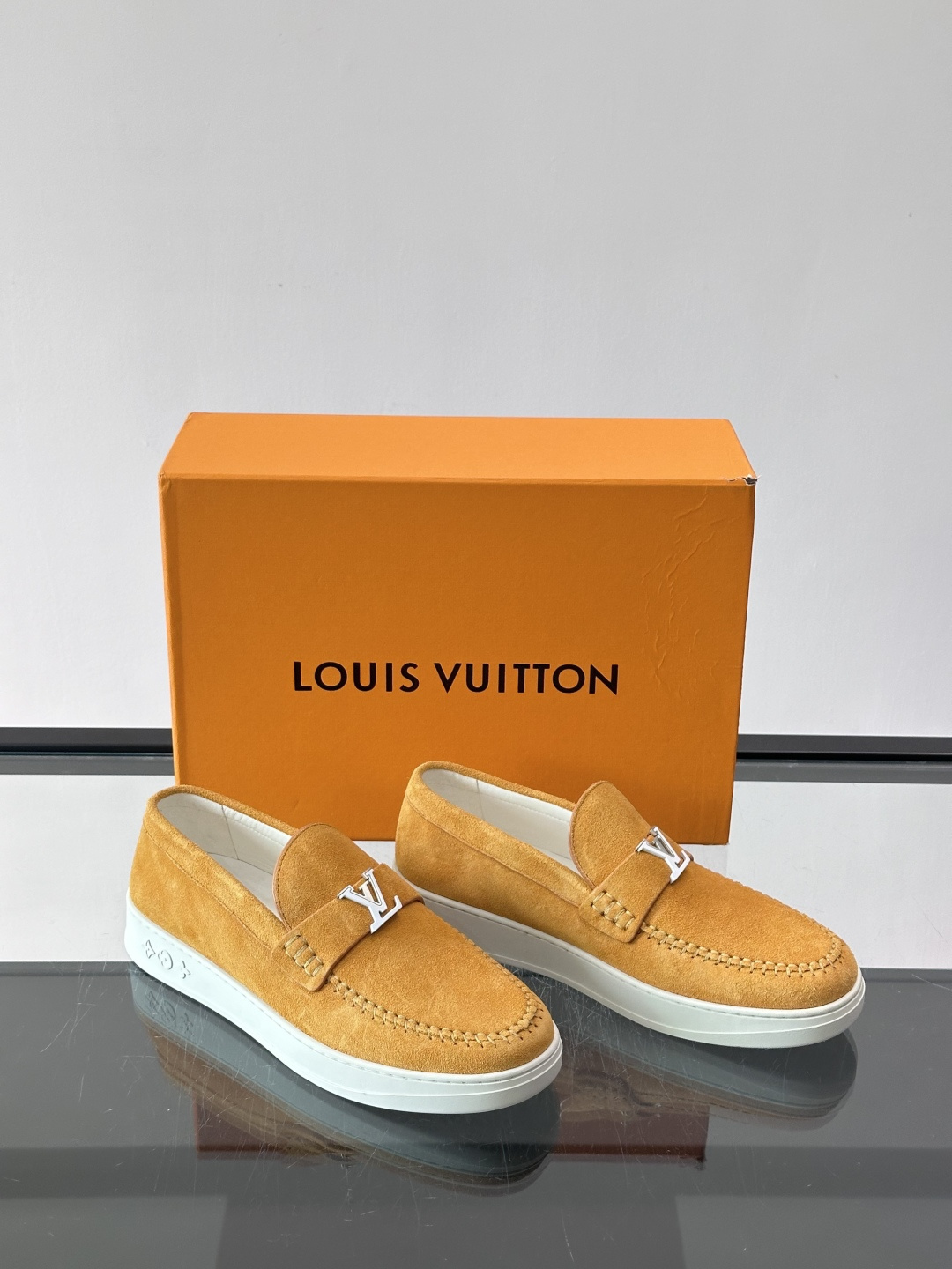 💙💜LV男士羊反绒乐福鞋，选用柔软羊反绒，多巴胺配色。搭配经典金属“LV”标志，简约又有辨识度✨。一脚蹬