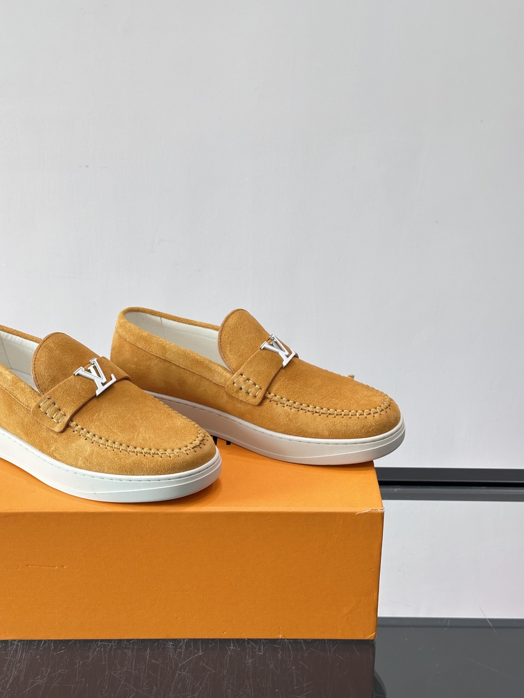 💙💜LV男士羊反绒乐福鞋，选用柔软羊反绒，多巴胺配色。搭配经典金属“LV”标志，简约又有辨识度✨。一脚蹬