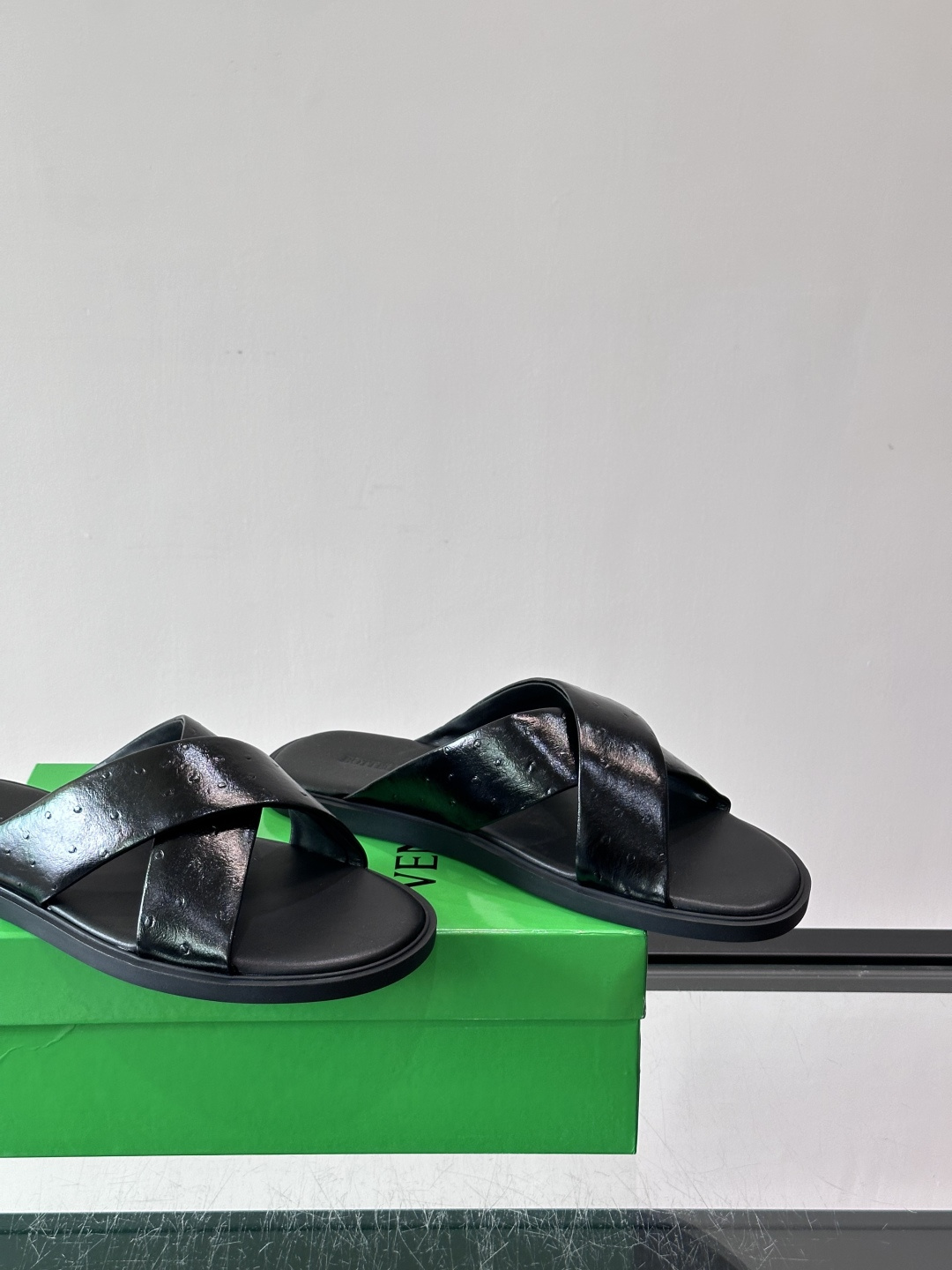 bv男士🧍‍♂️凉鞋拖鞋，采用优质牛皮，设计简约又时髦，鞋底轻便舒适，适合日常或度假穿搭。意大利工艺，细