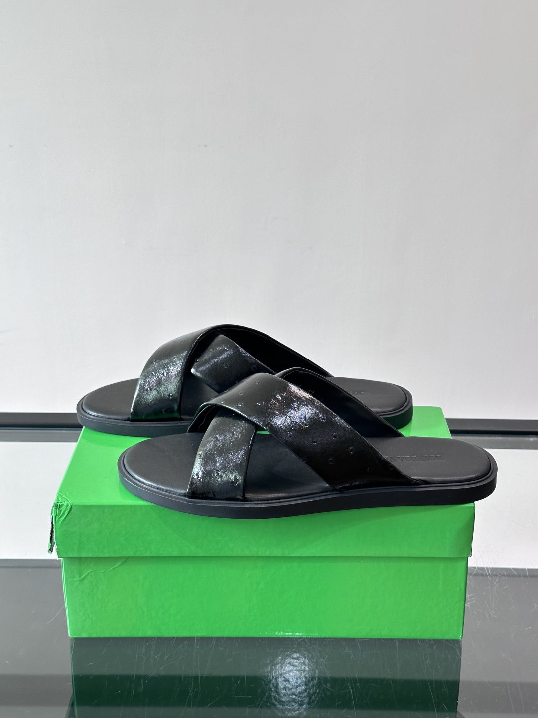 bv男士🧍‍♂️凉鞋拖鞋，采用优质牛皮，设计简约又时髦，鞋底轻便舒适，适合日常或度假穿搭。意大利工艺，细