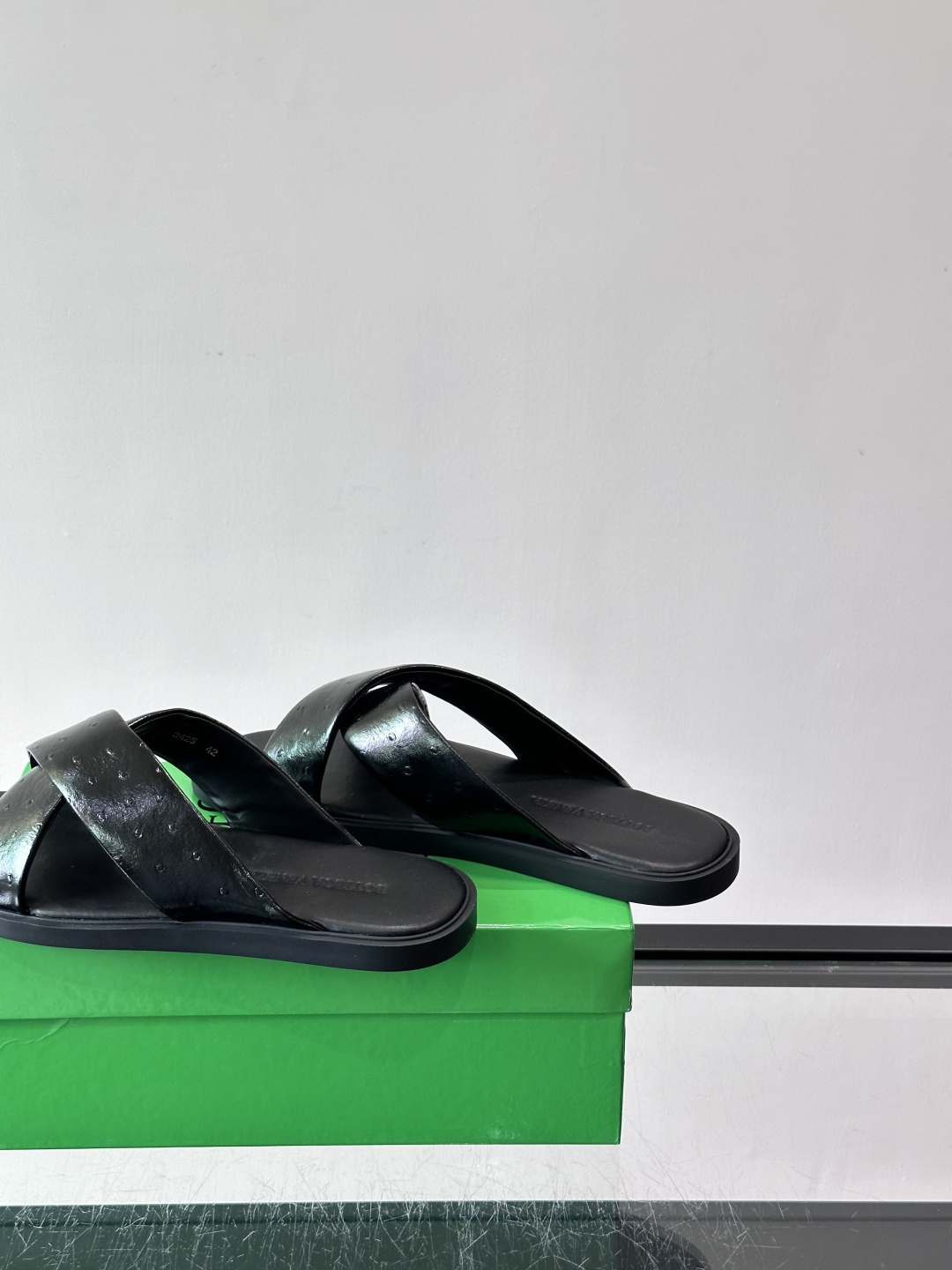 bv男士🧍‍♂️凉鞋拖鞋，采用优质牛皮，设计简约又时髦，鞋底轻便舒适，适合日常或度假穿搭。意大利工艺，细