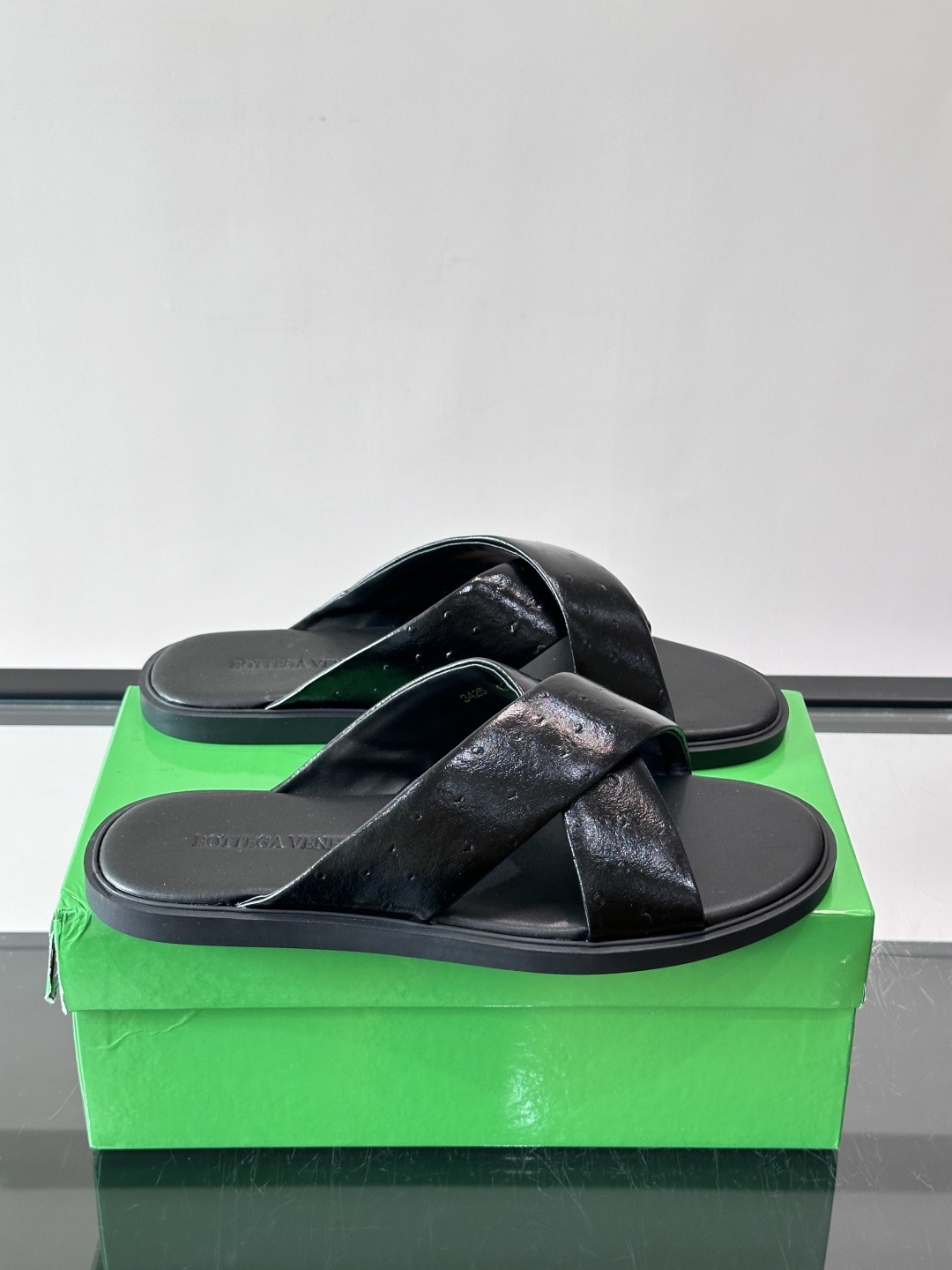 bv男士🧍‍♂️凉鞋拖鞋，采用优质牛皮，设计简约又时髦，鞋底轻便舒适，适合日常或度假穿搭。意大利工艺，细