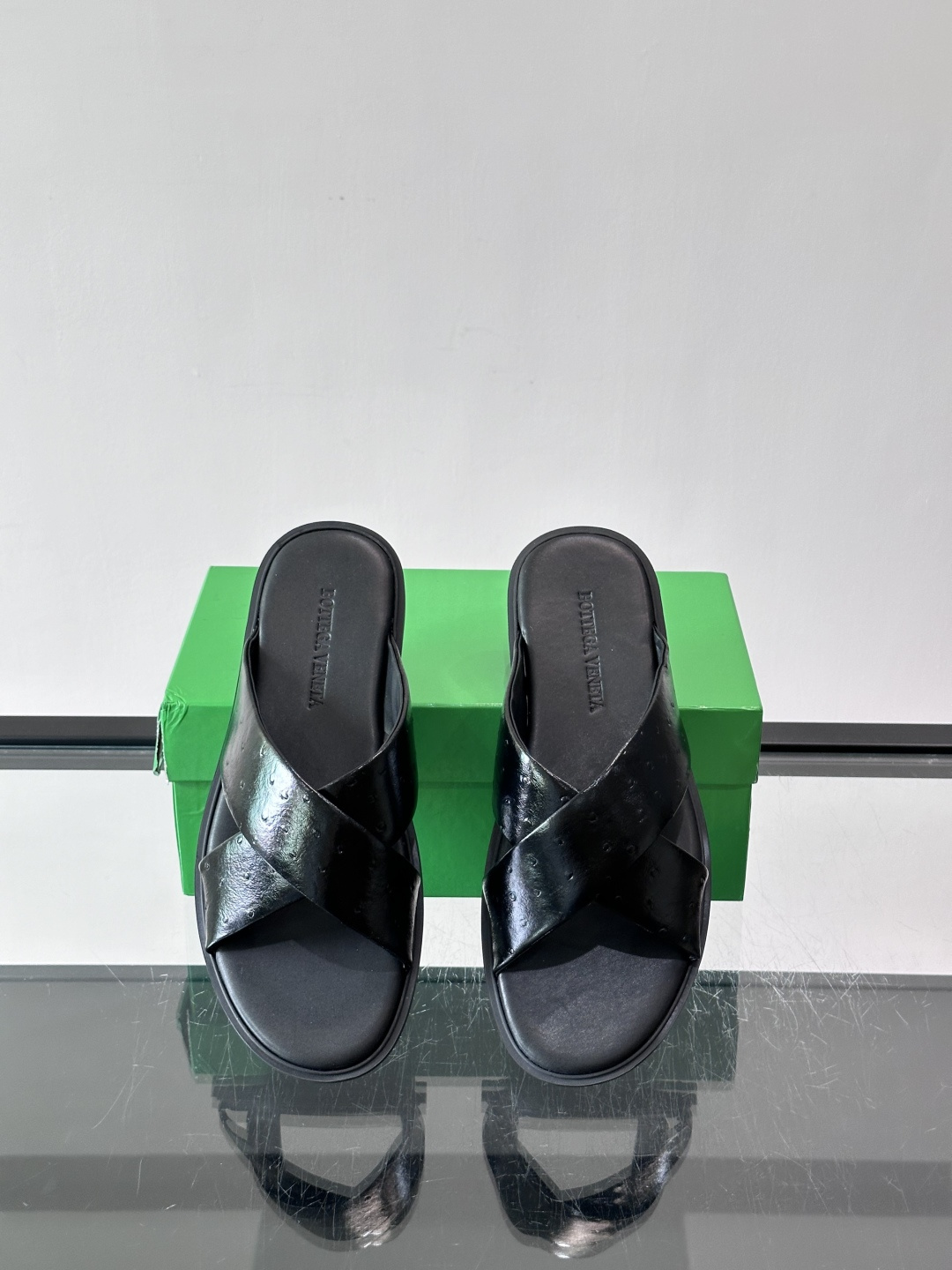 bv男士🧍‍♂️凉鞋拖鞋，采用优质牛皮，设计简约又时髦，鞋底轻便舒适，适合日常或度假穿搭。意大利工艺，细