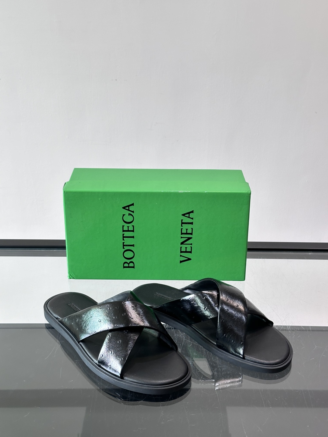 bv男士🧍‍♂️凉鞋拖鞋，采用优质牛皮，设计简约又时髦，鞋底轻便舒适，适合日常或度假穿搭。意大利工艺，细