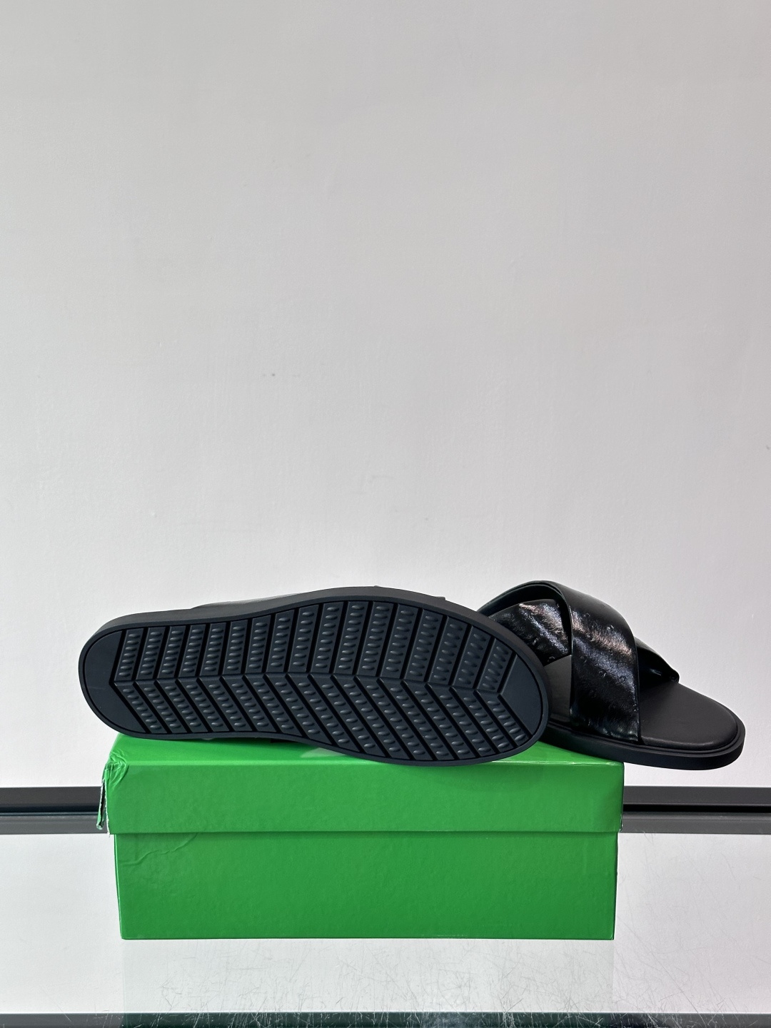 bv男士🧍‍♂️凉鞋拖鞋，采用优质牛皮，设计简约又时髦，鞋底轻便舒适，适合日常或度假穿搭。意大利工艺，细