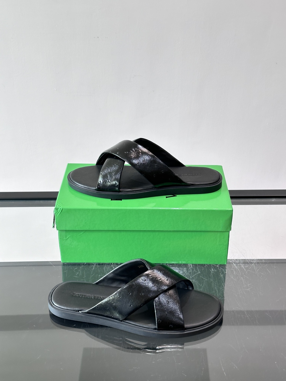 bv男士🧍‍♂️凉鞋拖鞋，采用优质牛皮，设计简约又时髦，鞋底轻便舒适，适合日常或度假穿搭。意大利工艺，细