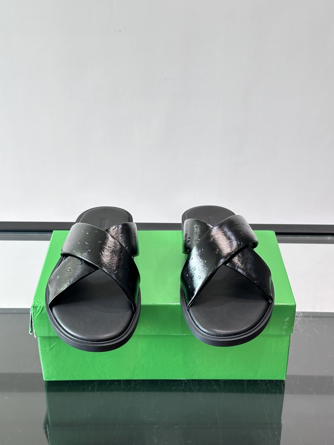 bv男士🧍‍♂️凉鞋拖鞋，采用优质牛皮，设计简约又时髦，鞋底轻便舒适，适合日常或度假穿搭。意大利工艺，细