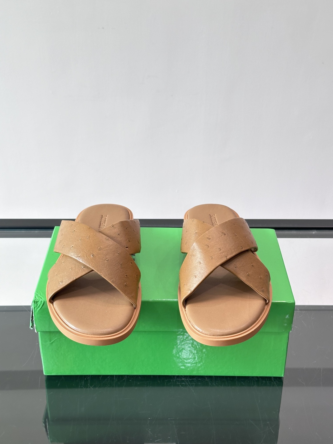 bv男士🧍‍♂️凉鞋拖鞋，采用优质牛皮，设计简约又时髦，鞋底轻便舒适，适合日常或度假穿搭。意大利工艺，细