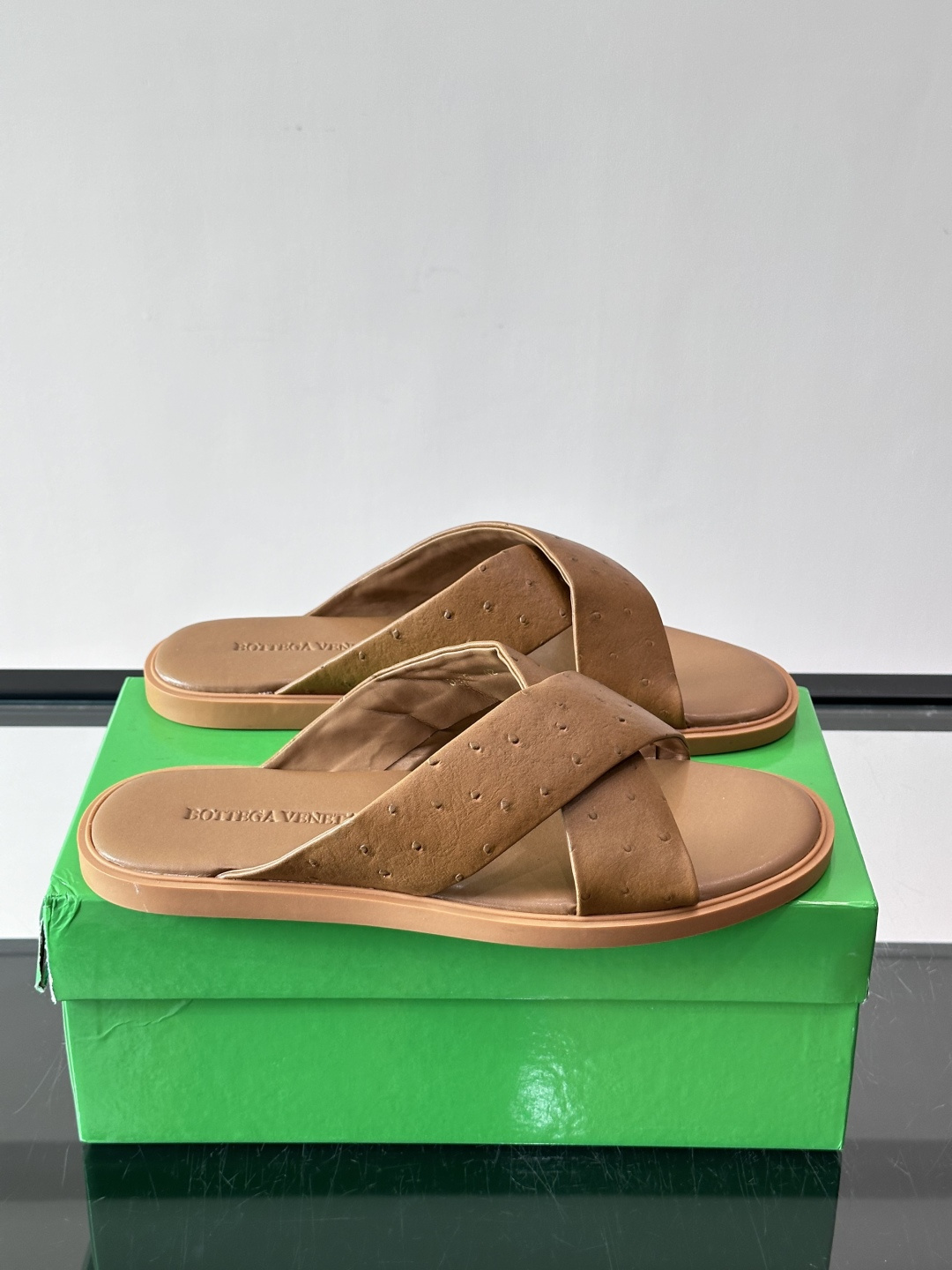 bv男士🧍‍♂️凉鞋拖鞋，采用优质牛皮，设计简约又时髦，鞋底轻便舒适，适合日常或度假穿搭。意大利工艺，细