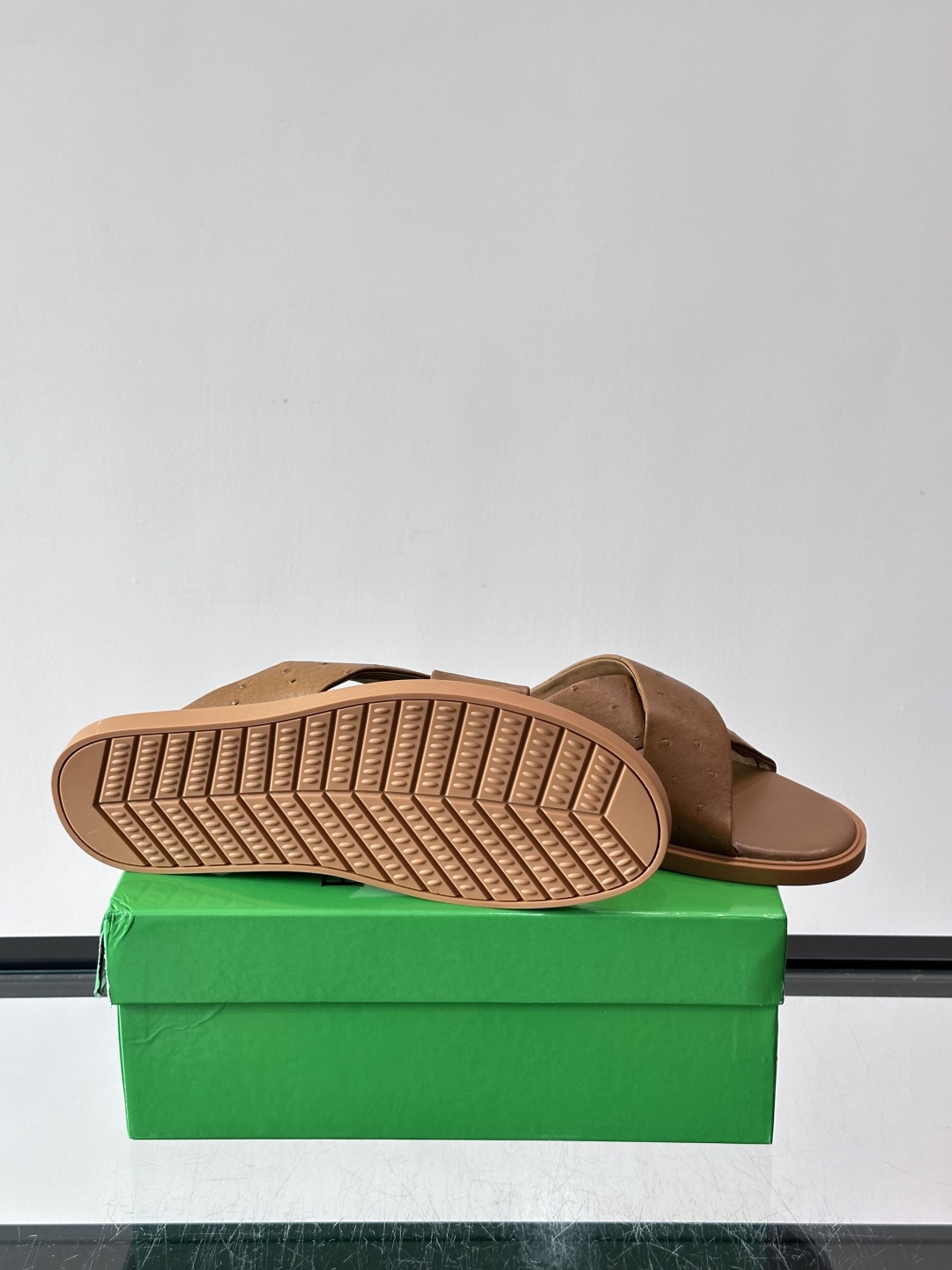 bv男士🧍‍♂️凉鞋拖鞋，采用优质牛皮，设计简约又时髦，鞋底轻便舒适，适合日常或度假穿搭。意大利工艺，细