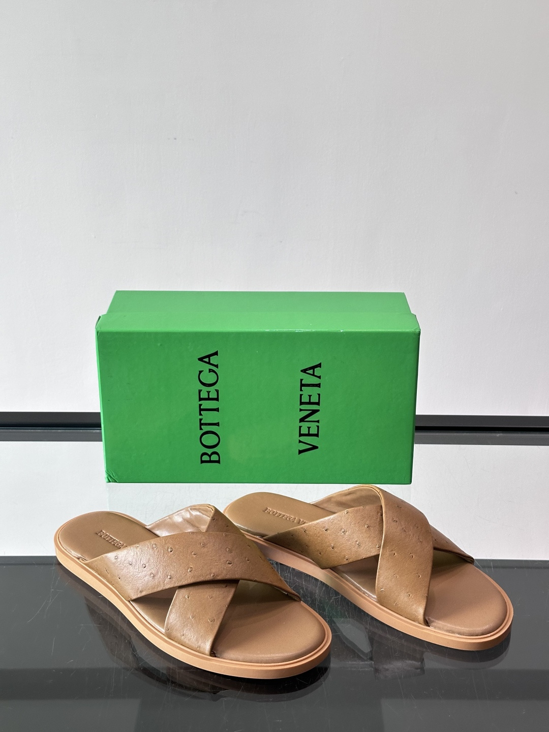 bv男士🧍‍♂️凉鞋拖鞋，采用优质牛皮，设计简约又时髦，鞋底轻便舒适，适合日常或度假穿搭。意大利工艺，细