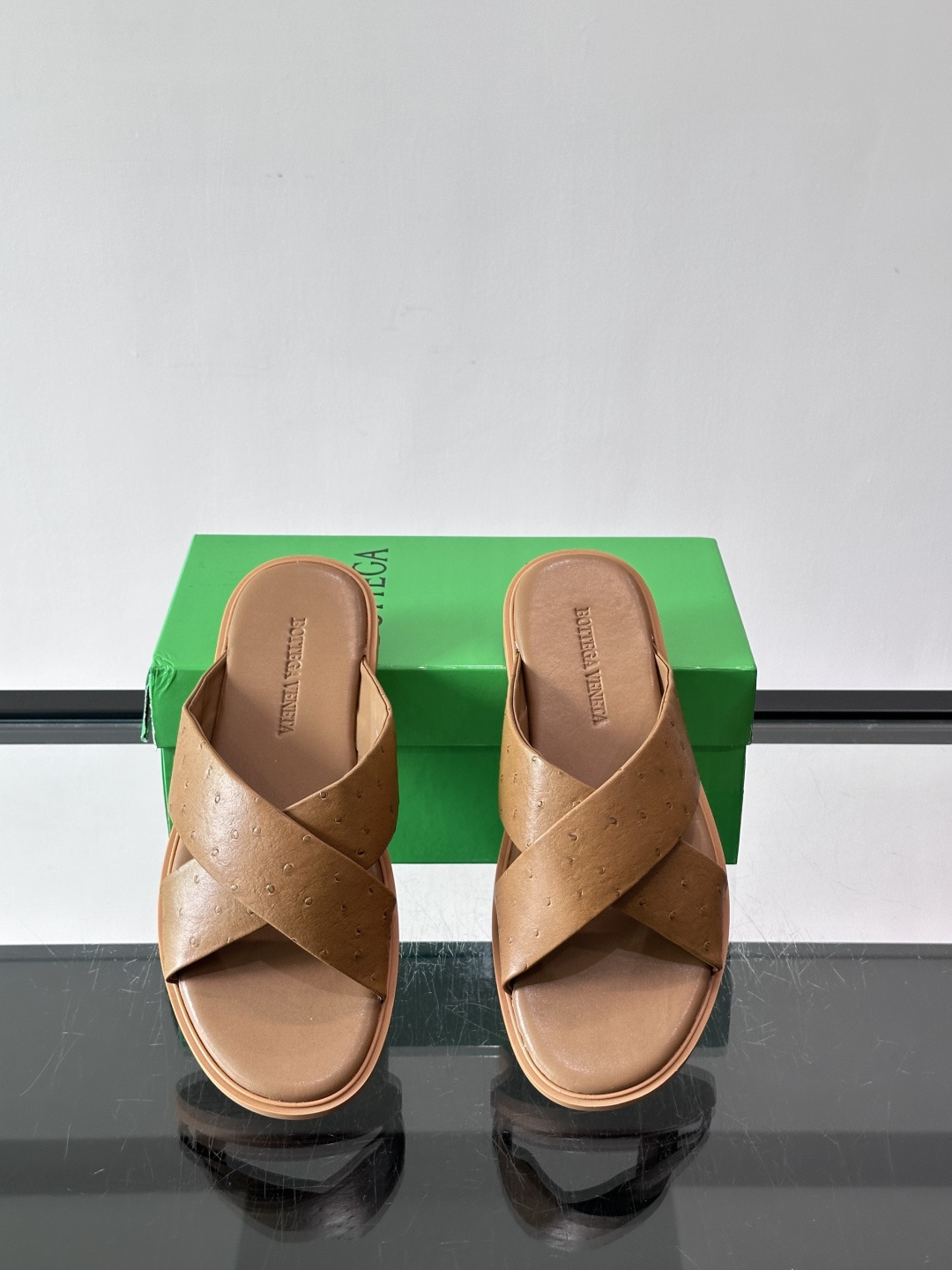 bv男士🧍‍♂️凉鞋拖鞋，采用优质牛皮，设计简约又时髦，鞋底轻便舒适，适合日常或度假穿搭。意大利工艺，细