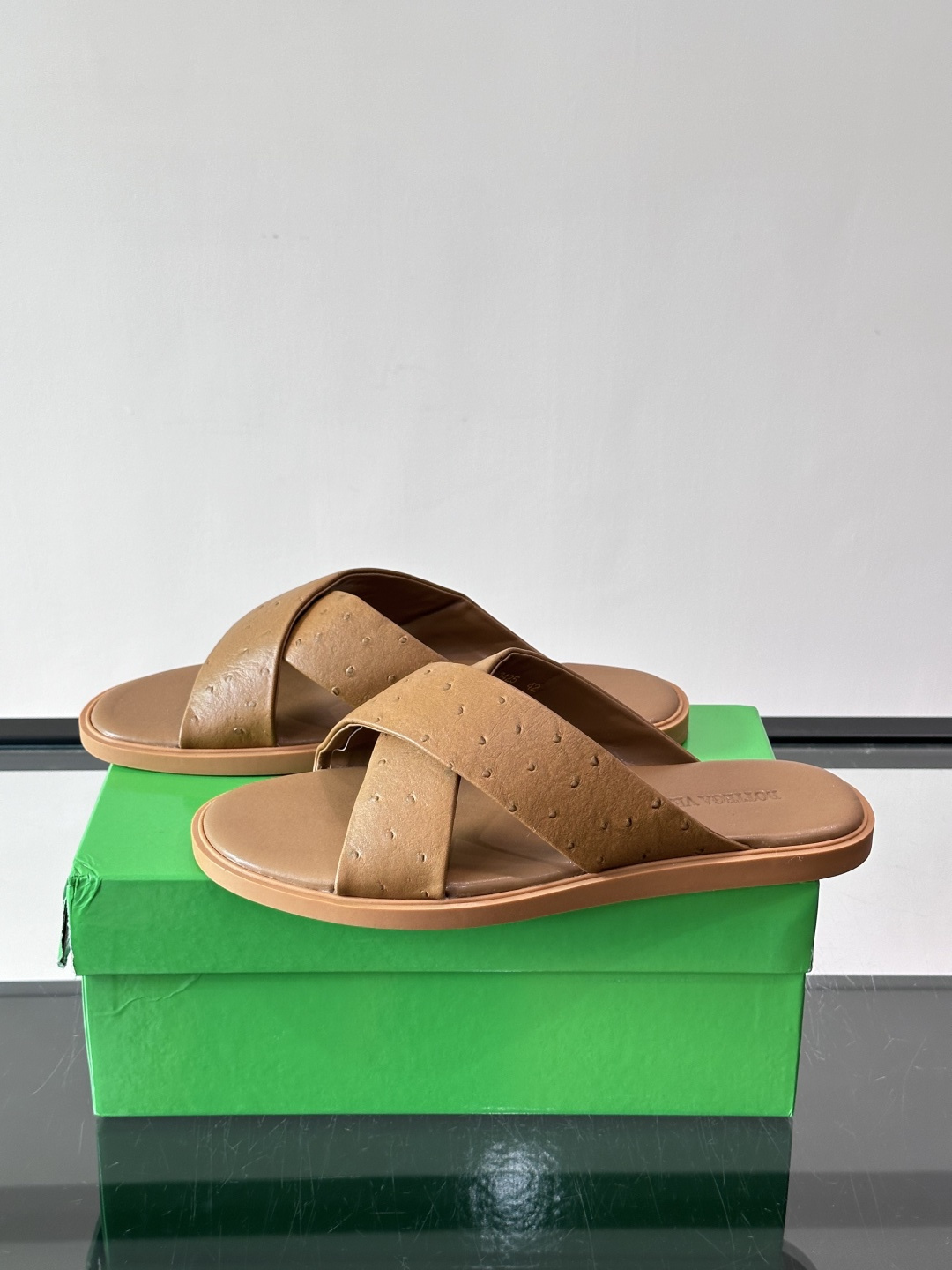 bv男士🧍‍♂️凉鞋拖鞋，采用优质牛皮，设计简约又时髦，鞋底轻便舒适，适合日常或度假穿搭。意大利工艺，细