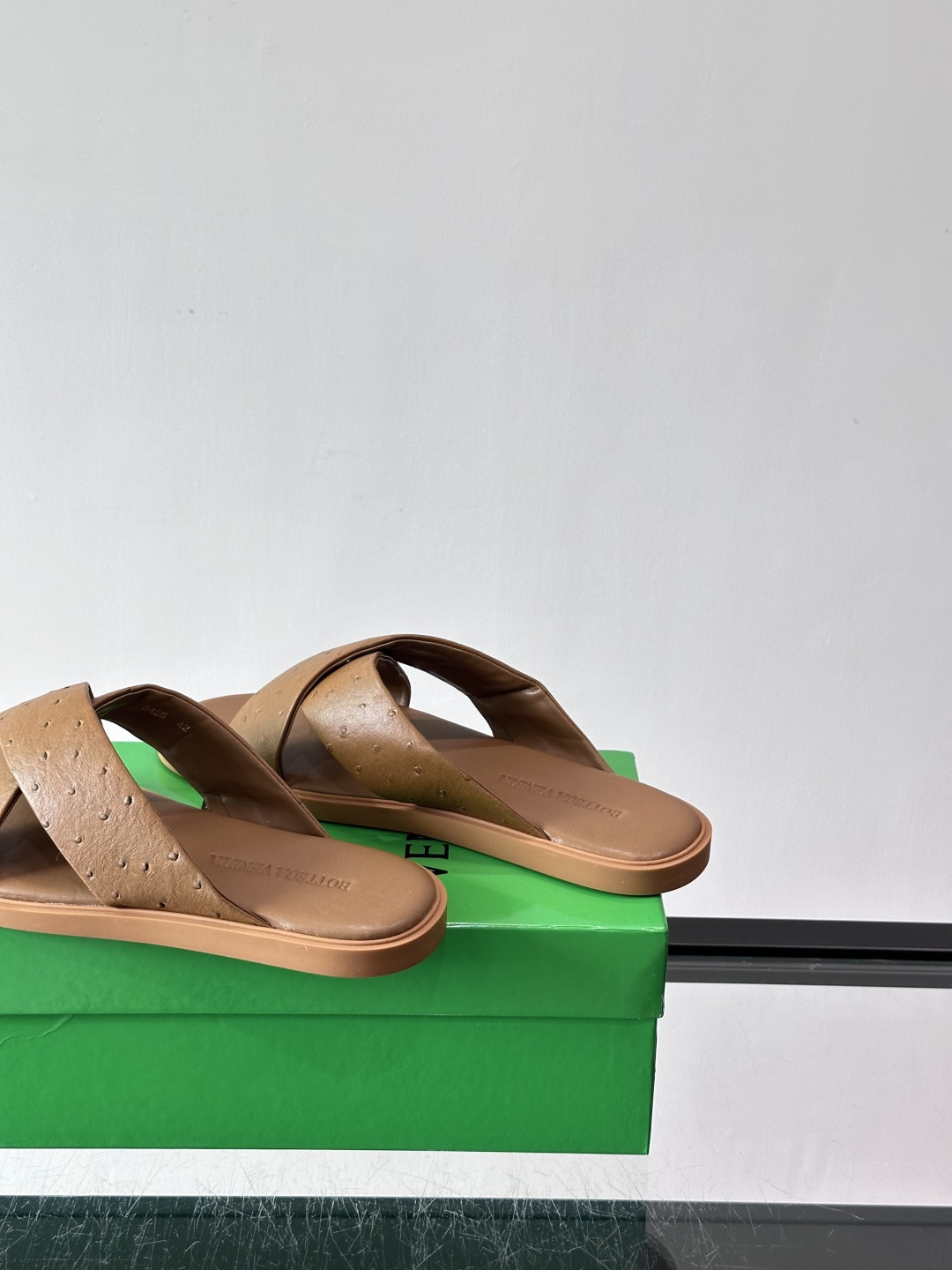 bv男士🧍‍♂️凉鞋拖鞋，采用优质牛皮，设计简约又时髦，鞋底轻便舒适，适合日常或度假穿搭。意大利工艺，细