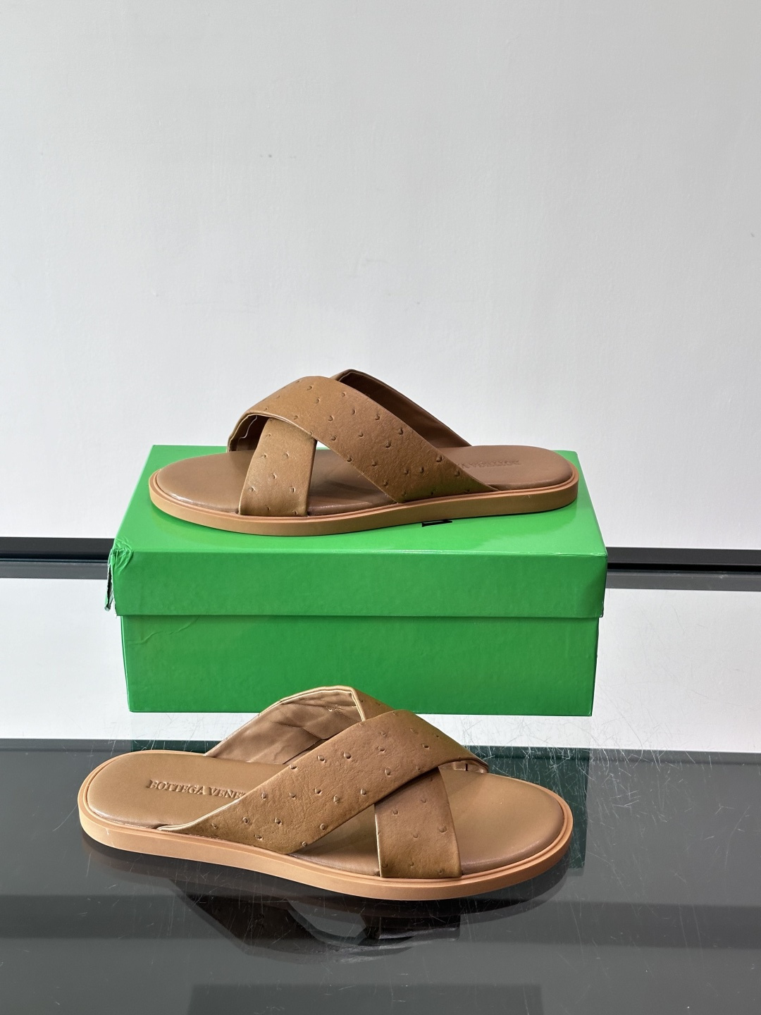 bv男士🧍‍♂️凉鞋拖鞋，采用优质牛皮，设计简约又时髦，鞋底轻便舒适，适合日常或度假穿搭。意大利工艺，细