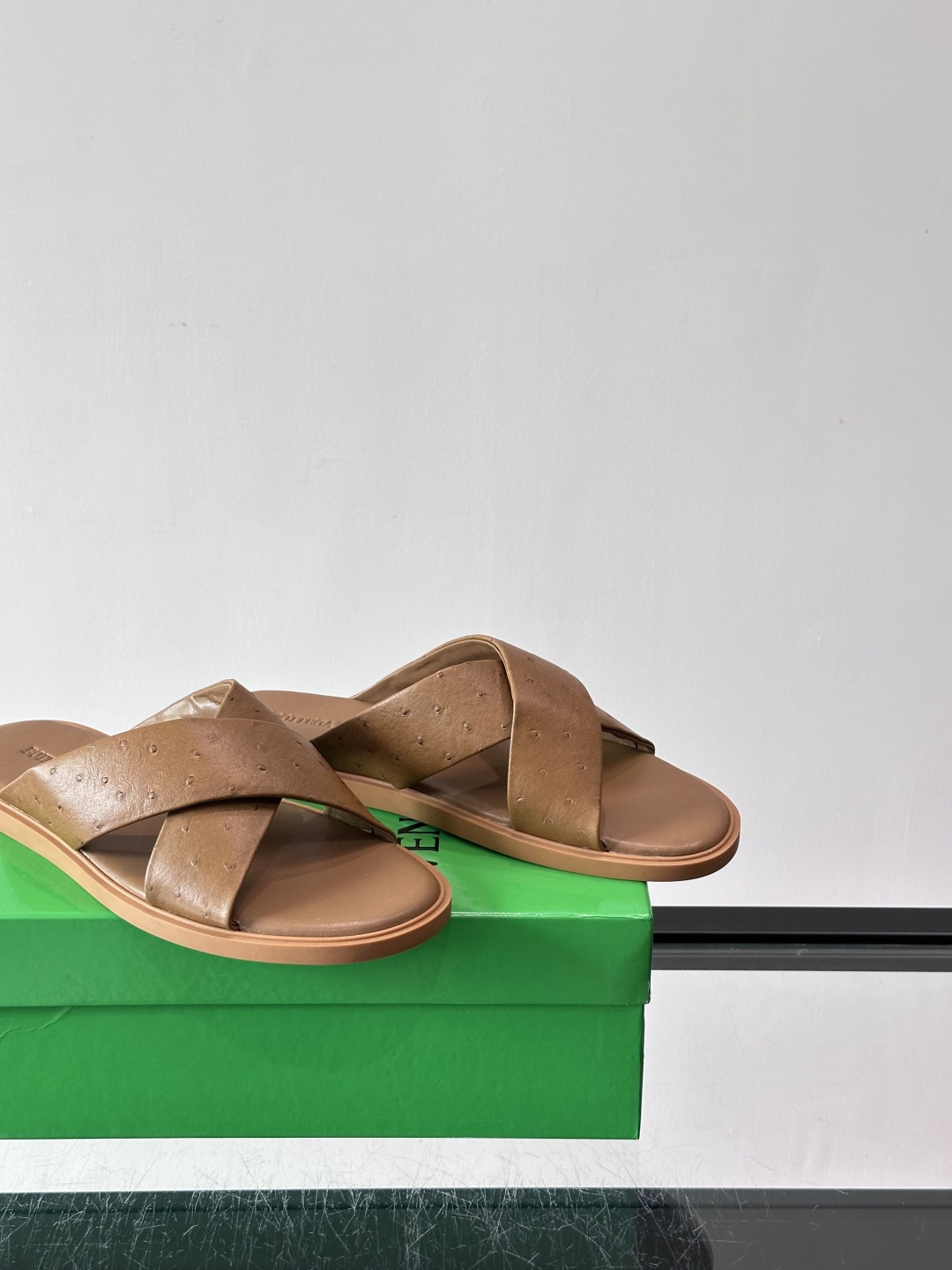 bv男士🧍‍♂️凉鞋拖鞋，采用优质牛皮，设计简约又时髦，鞋底轻便舒适，适合日常或度假穿搭。意大利工艺，细