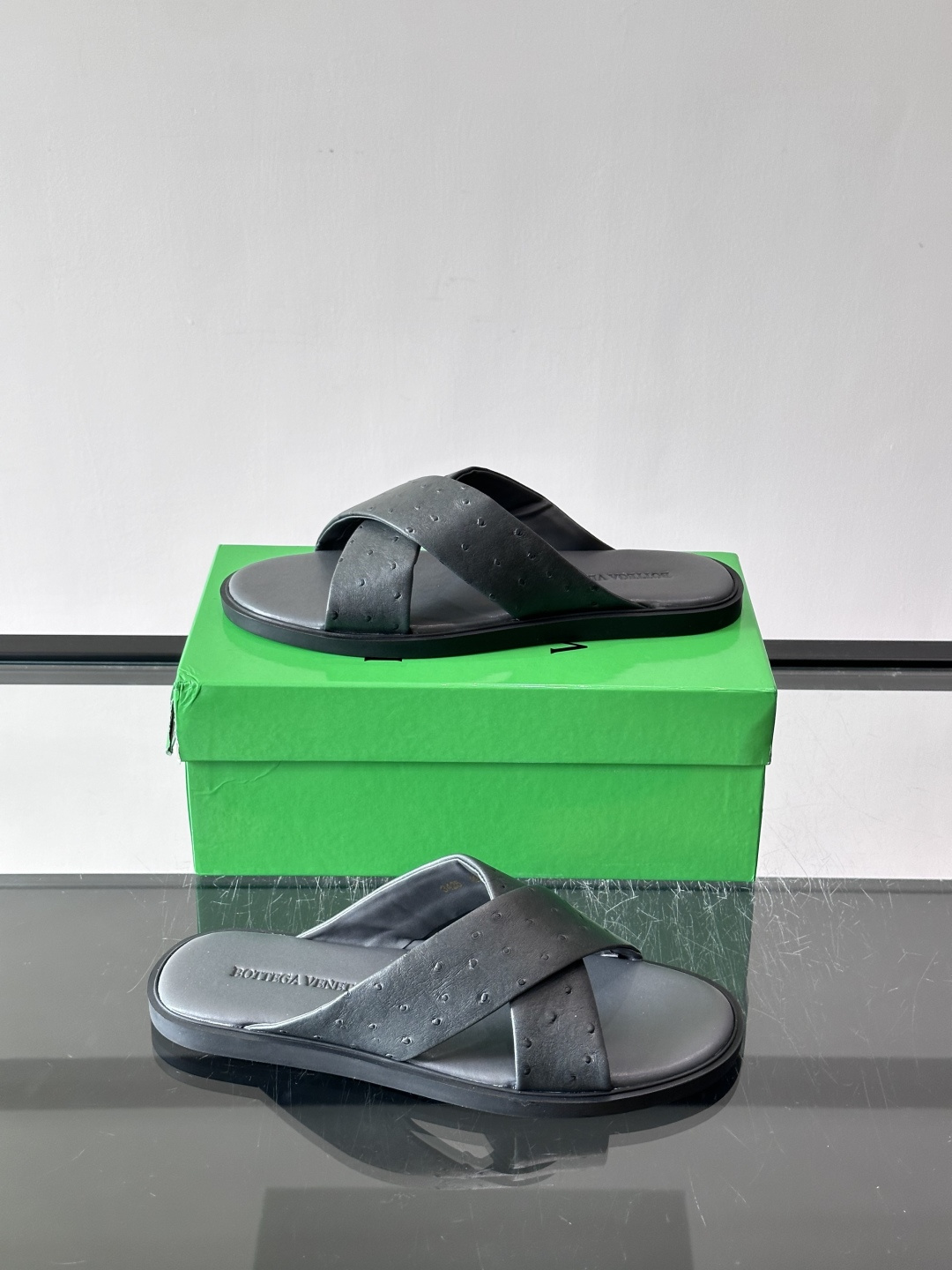 bv男士🧍‍♂️凉鞋拖鞋，采用优质牛皮，设计简约又时髦，鞋底轻便舒适，适合日常或度假穿搭。意大利工艺，细