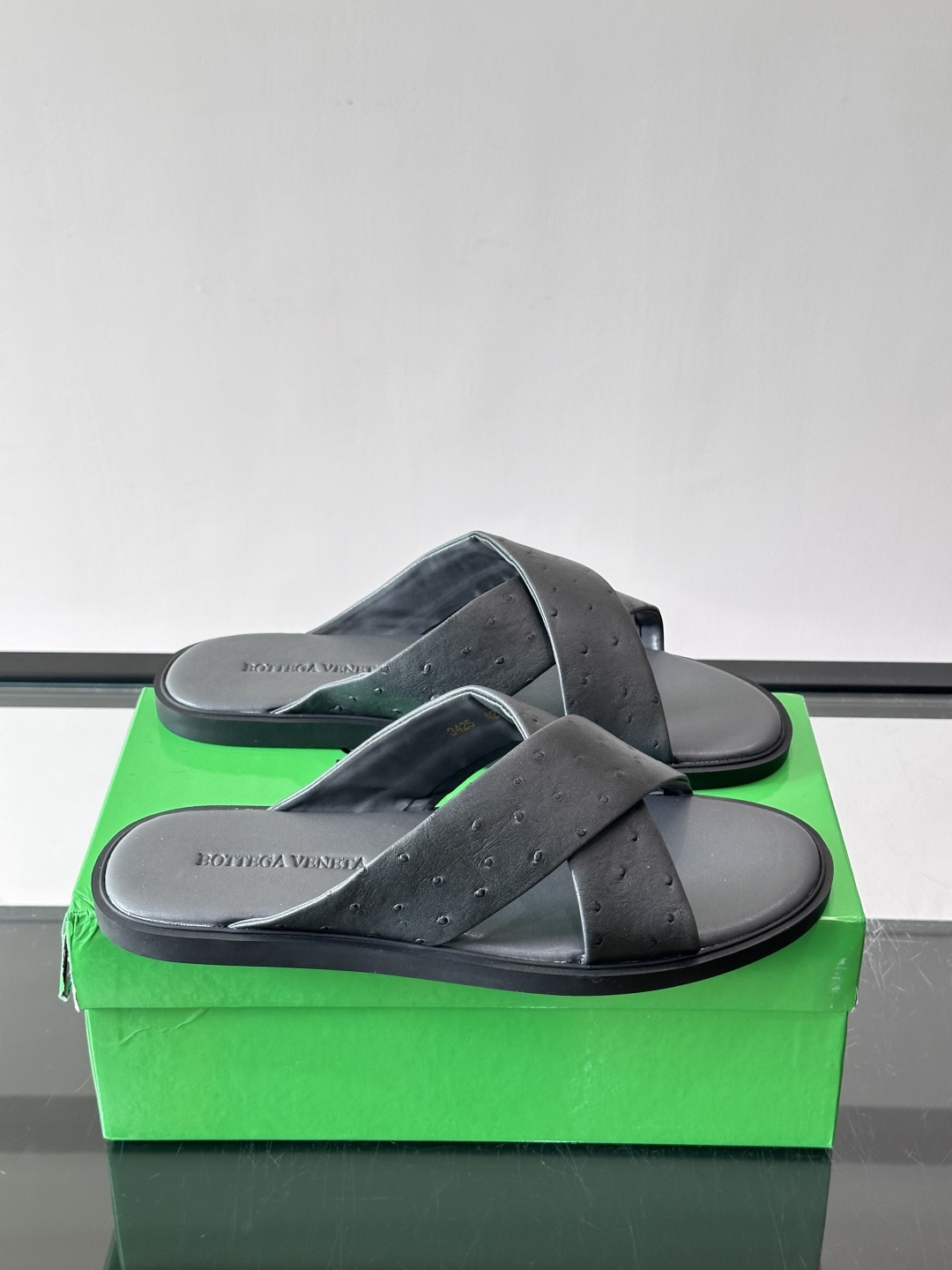 bv男士🧍‍♂️凉鞋拖鞋，采用优质牛皮，设计简约又时髦，鞋底轻便舒适，适合日常或度假穿搭。意大利工艺，细