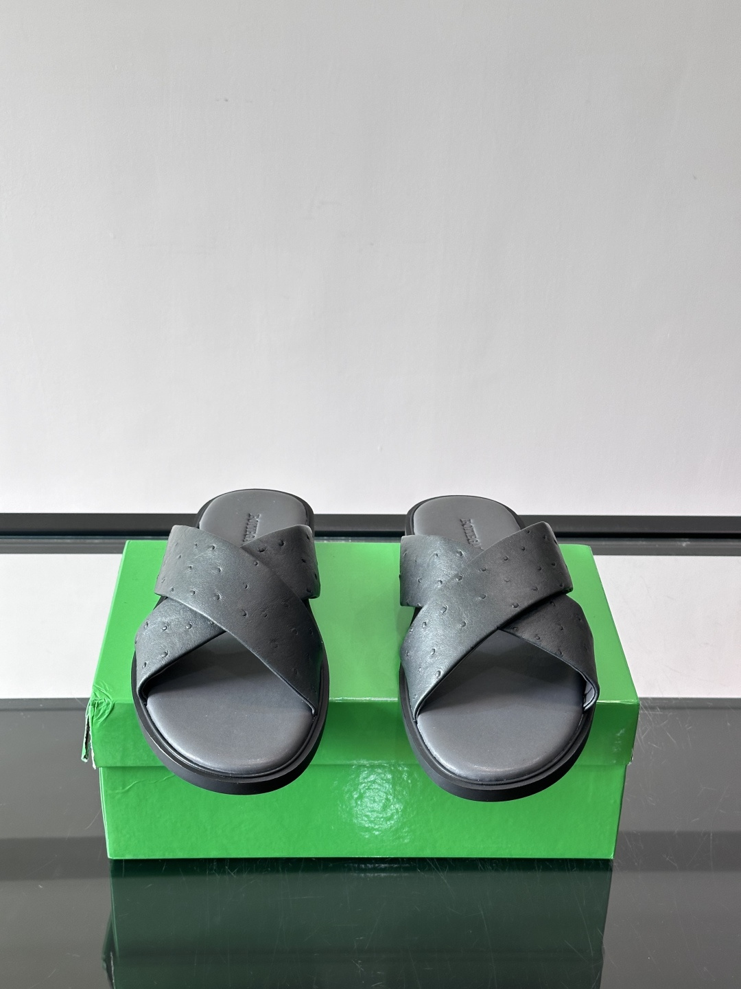 bv男士🧍‍♂️凉鞋拖鞋，采用优质牛皮，设计简约又时髦，鞋底轻便舒适，适合日常或度假穿搭。意大利工艺，细