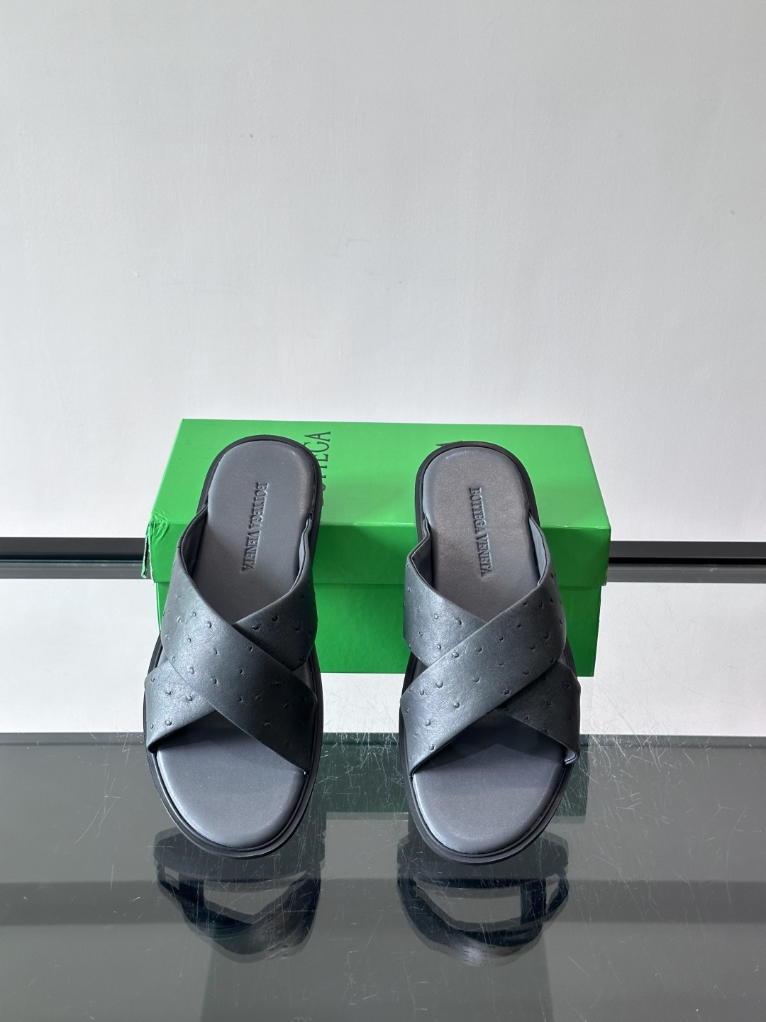 bv男士🧍‍♂️凉鞋拖鞋，采用优质牛皮，设计简约又时髦，鞋底轻便舒适，适合日常或度假穿搭。意大利工艺，细