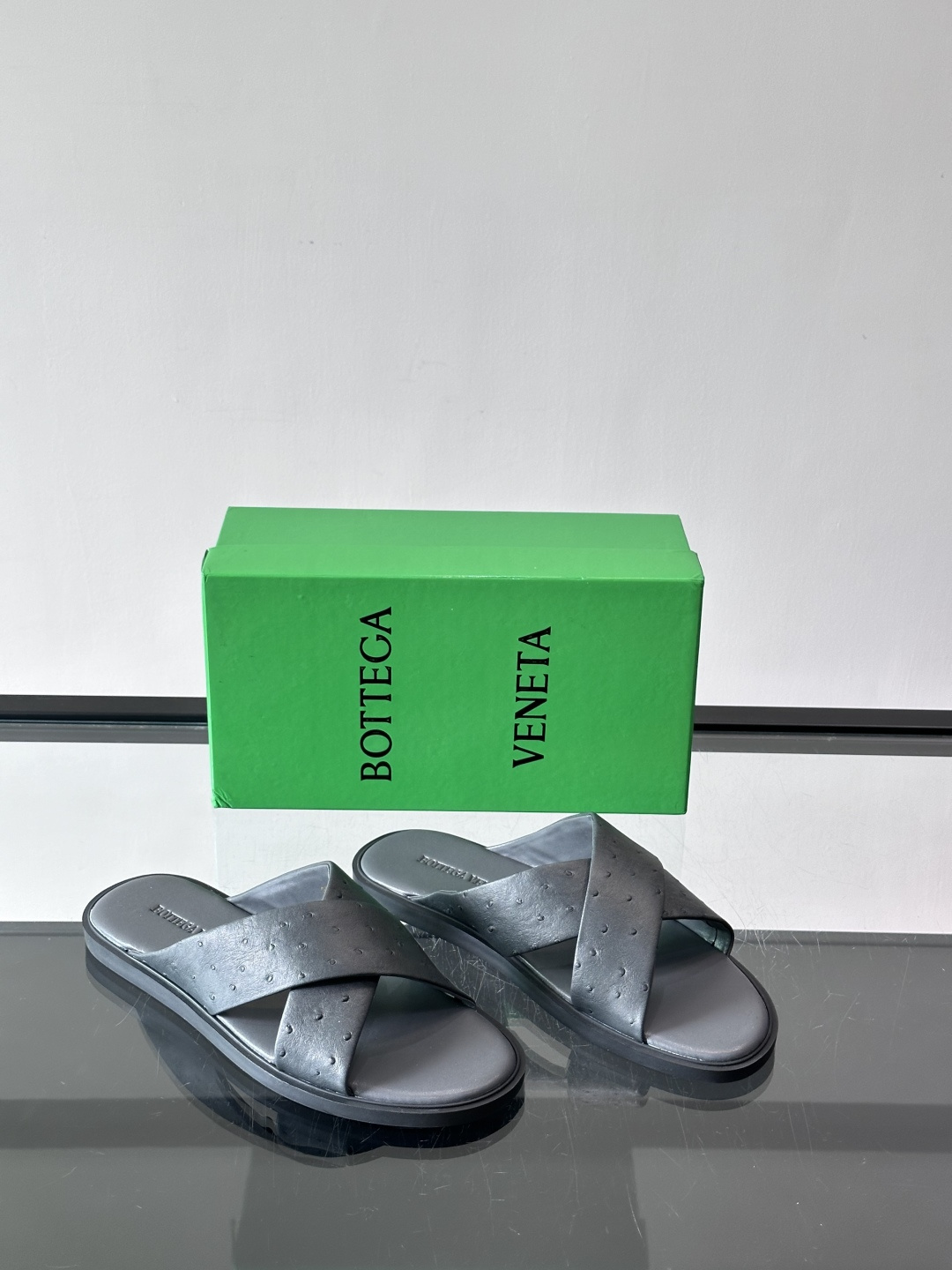 bv男士🧍‍♂️凉鞋拖鞋，采用优质牛皮，设计简约又时髦，鞋底轻便舒适，适合日常或度假穿搭。意大利工艺，细