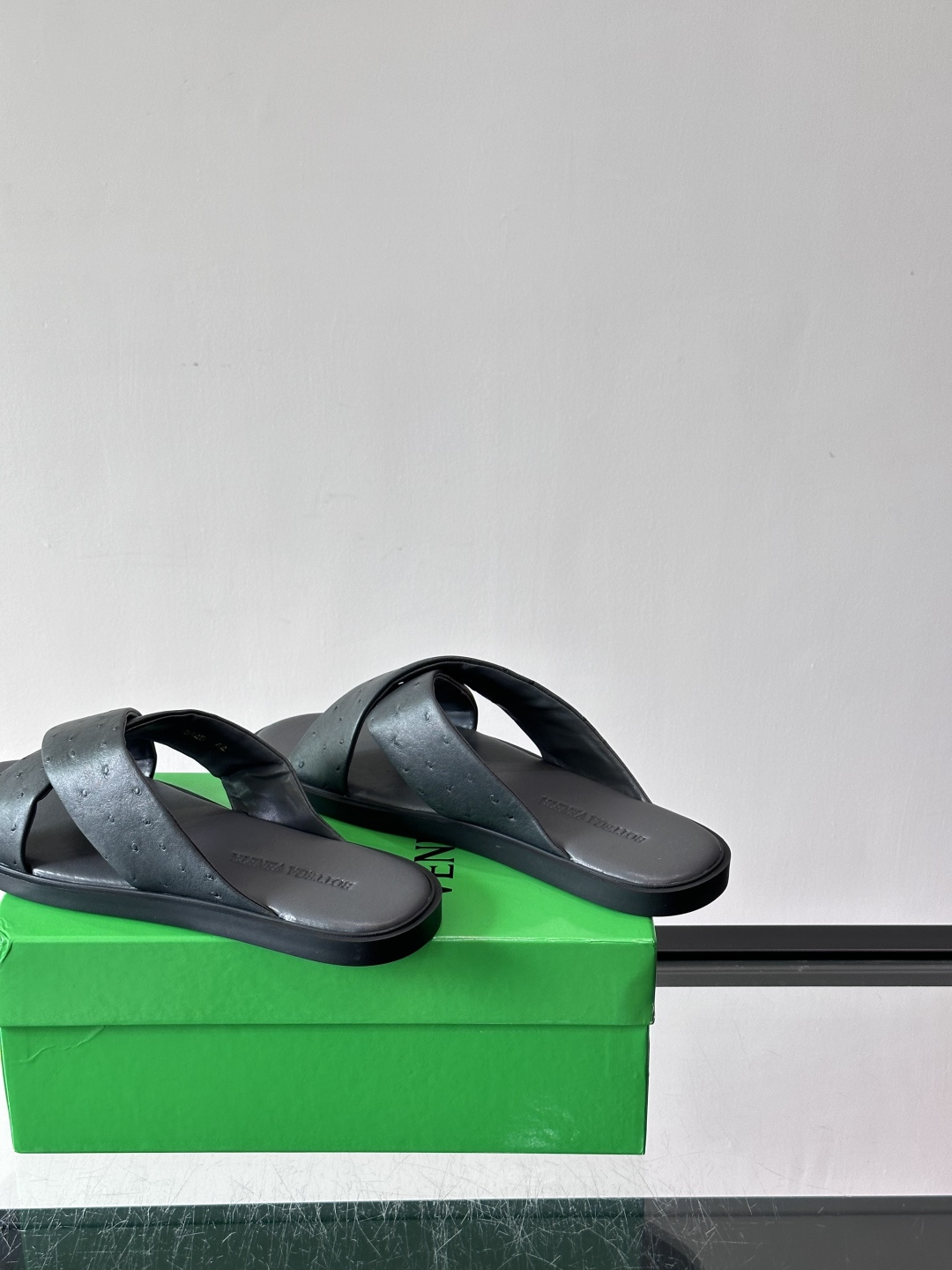 bv男士🧍‍♂️凉鞋拖鞋，采用优质牛皮，设计简约又时髦，鞋底轻便舒适，适合日常或度假穿搭。意大利工艺，细