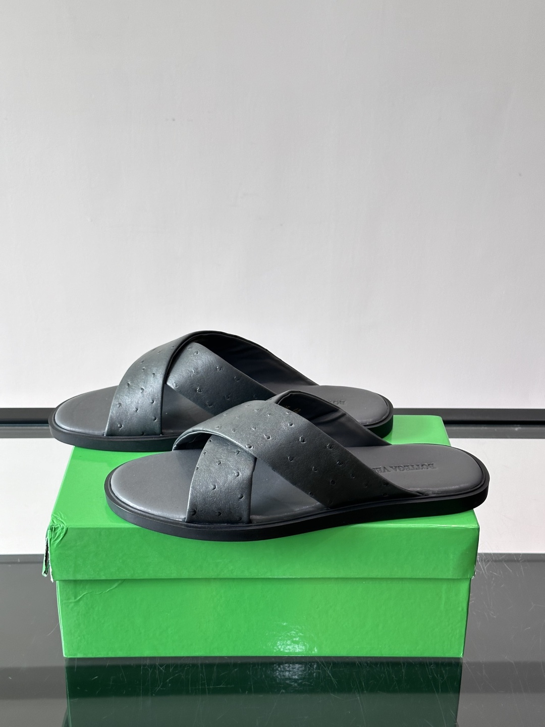 bv男士🧍‍♂️凉鞋拖鞋，采用优质牛皮，设计简约又时髦，鞋底轻便舒适，适合日常或度假穿搭。意大利工艺，细