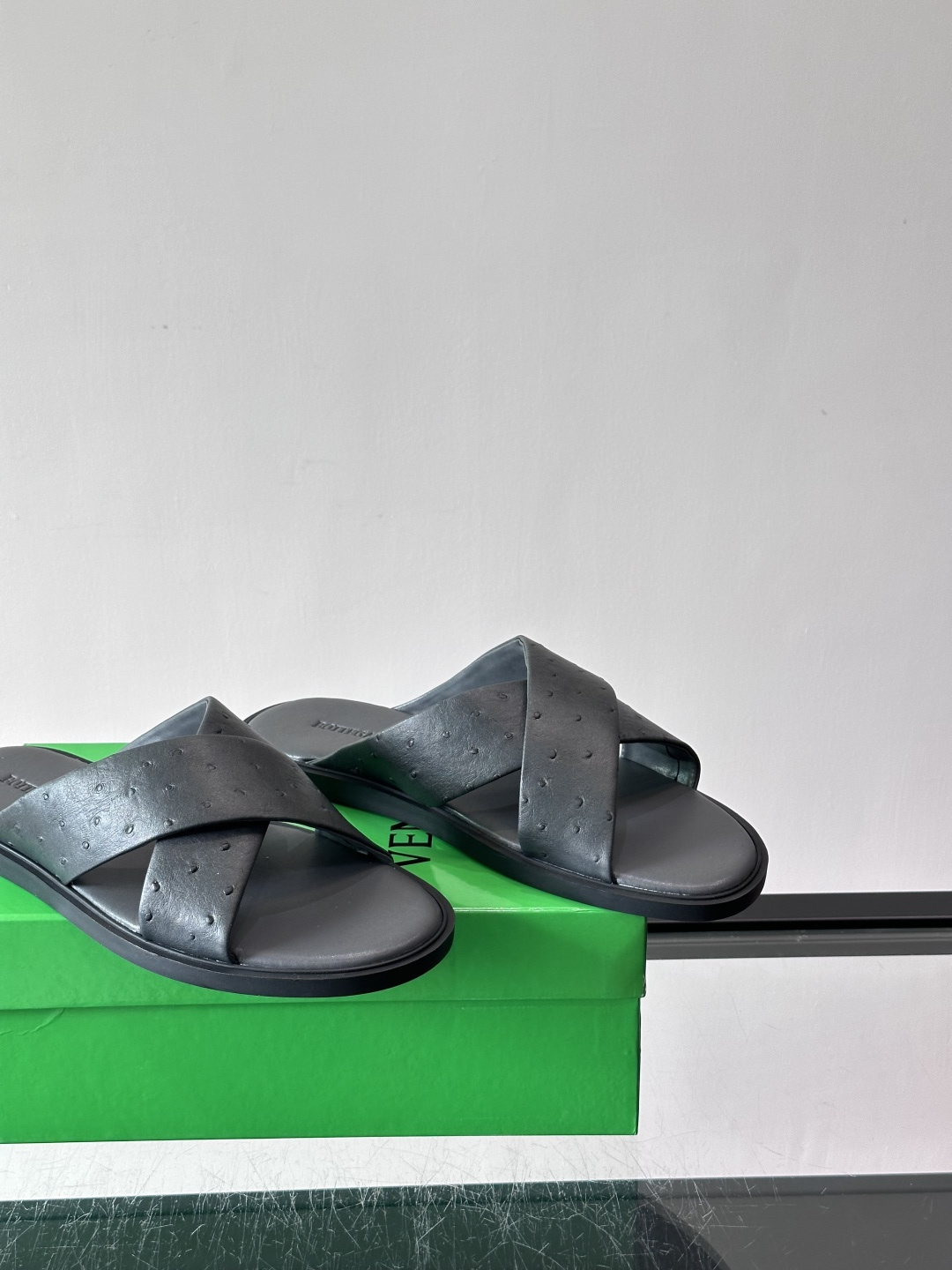 bv男士🧍‍♂️凉鞋拖鞋，采用优质牛皮，设计简约又时髦，鞋底轻便舒适，适合日常或度假穿搭。意大利工艺，细