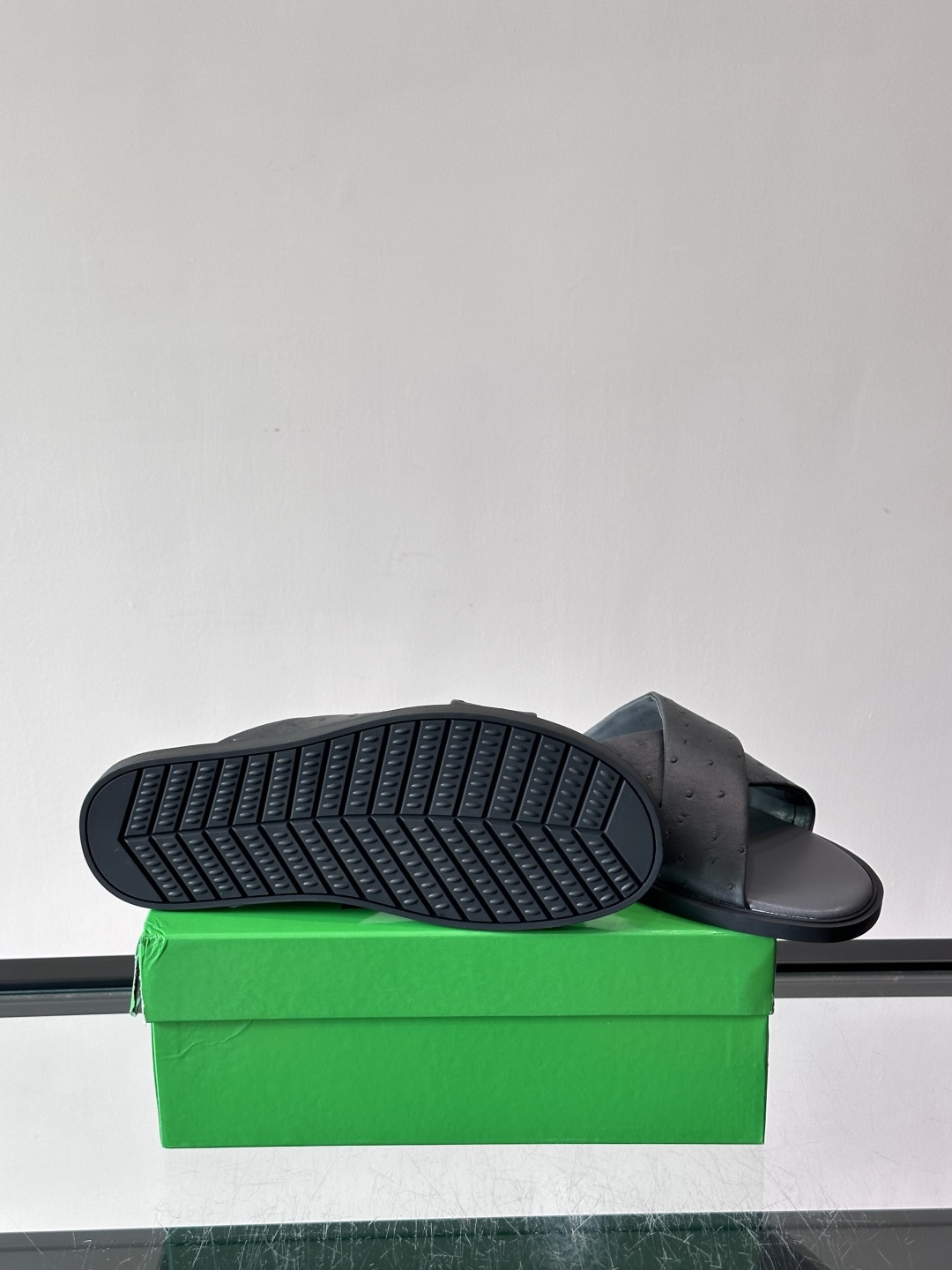 bv男士🧍‍♂️凉鞋拖鞋，采用优质牛皮，设计简约又时髦，鞋底轻便舒适，适合日常或度假穿搭。意大利工艺，细