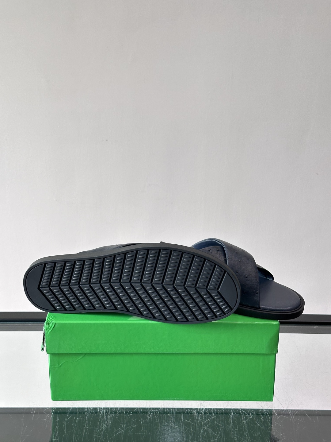 bv男士🧍‍♂️凉鞋拖鞋，采用优质牛皮，设计简约又时髦，鞋底轻便舒适，适合日常或度假穿搭。意大利工艺，细