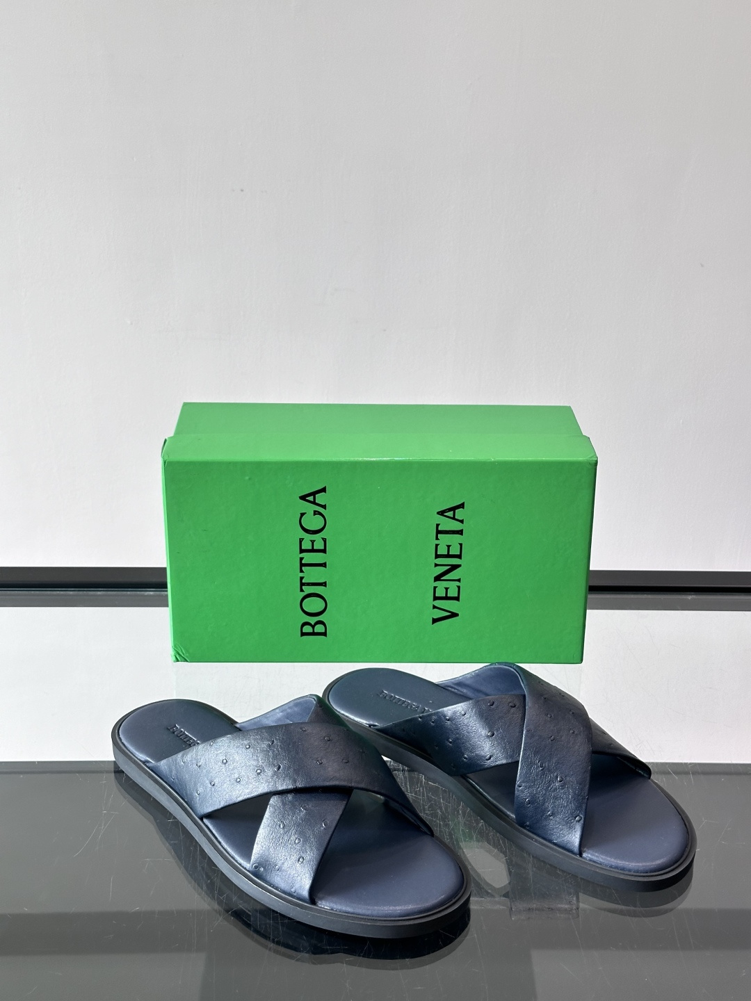 bv男士🧍‍♂️凉鞋拖鞋，采用优质牛皮，设计简约又时髦，鞋底轻便舒适，适合日常或度假穿搭。意大利工艺，细