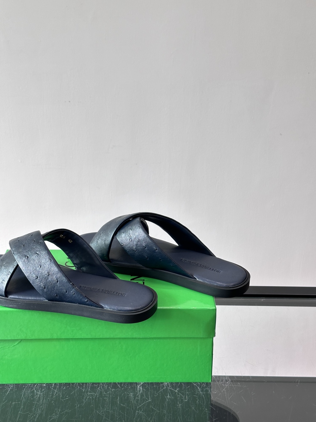 bv男士🧍‍♂️凉鞋拖鞋，采用优质牛皮，设计简约又时髦，鞋底轻便舒适，适合日常或度假穿搭。意大利工艺，细