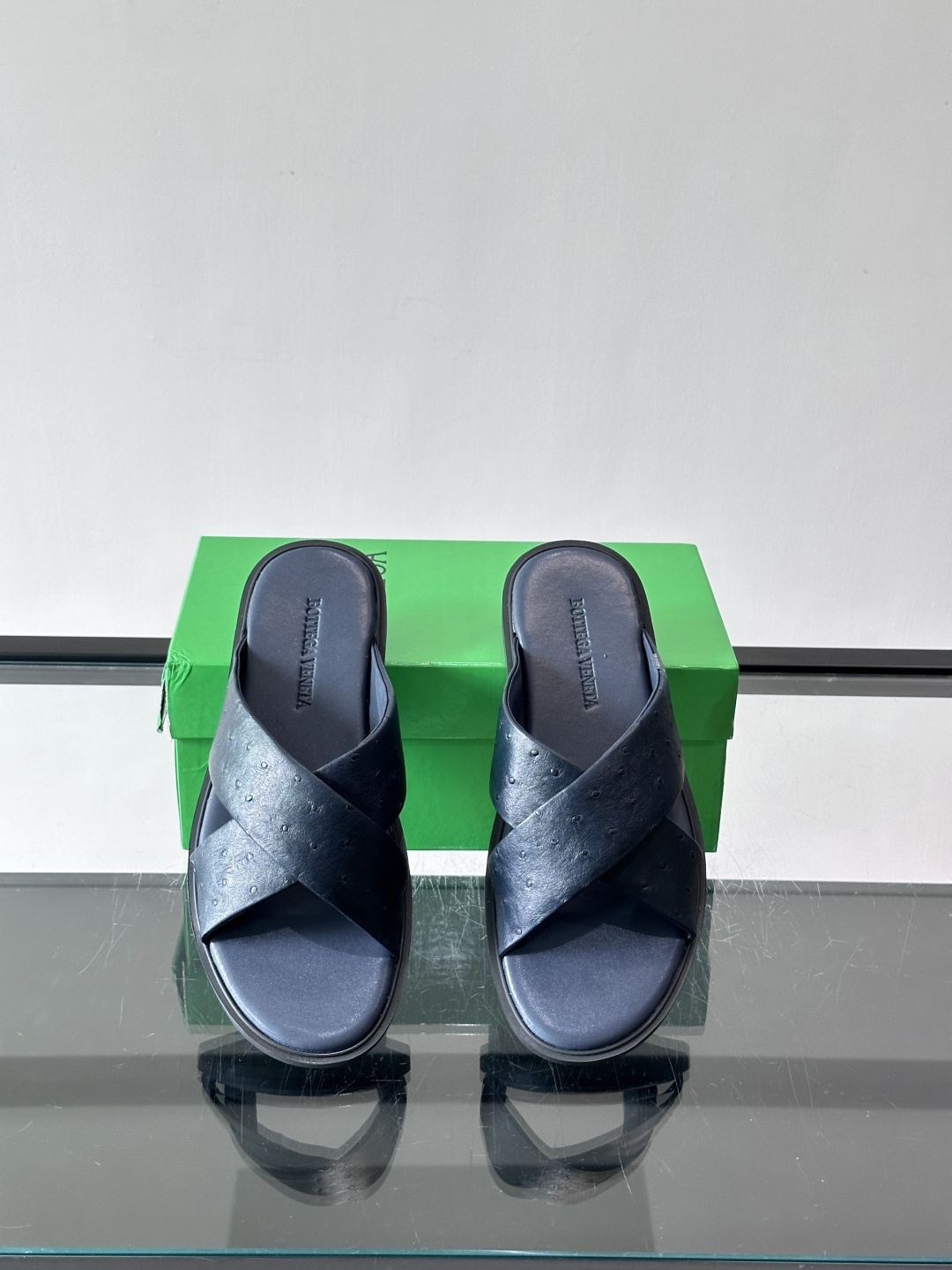 bv男士🧍‍♂️凉鞋拖鞋，采用优质牛皮，设计简约又时髦，鞋底轻便舒适，适合日常或度假穿搭。意大利工艺，细