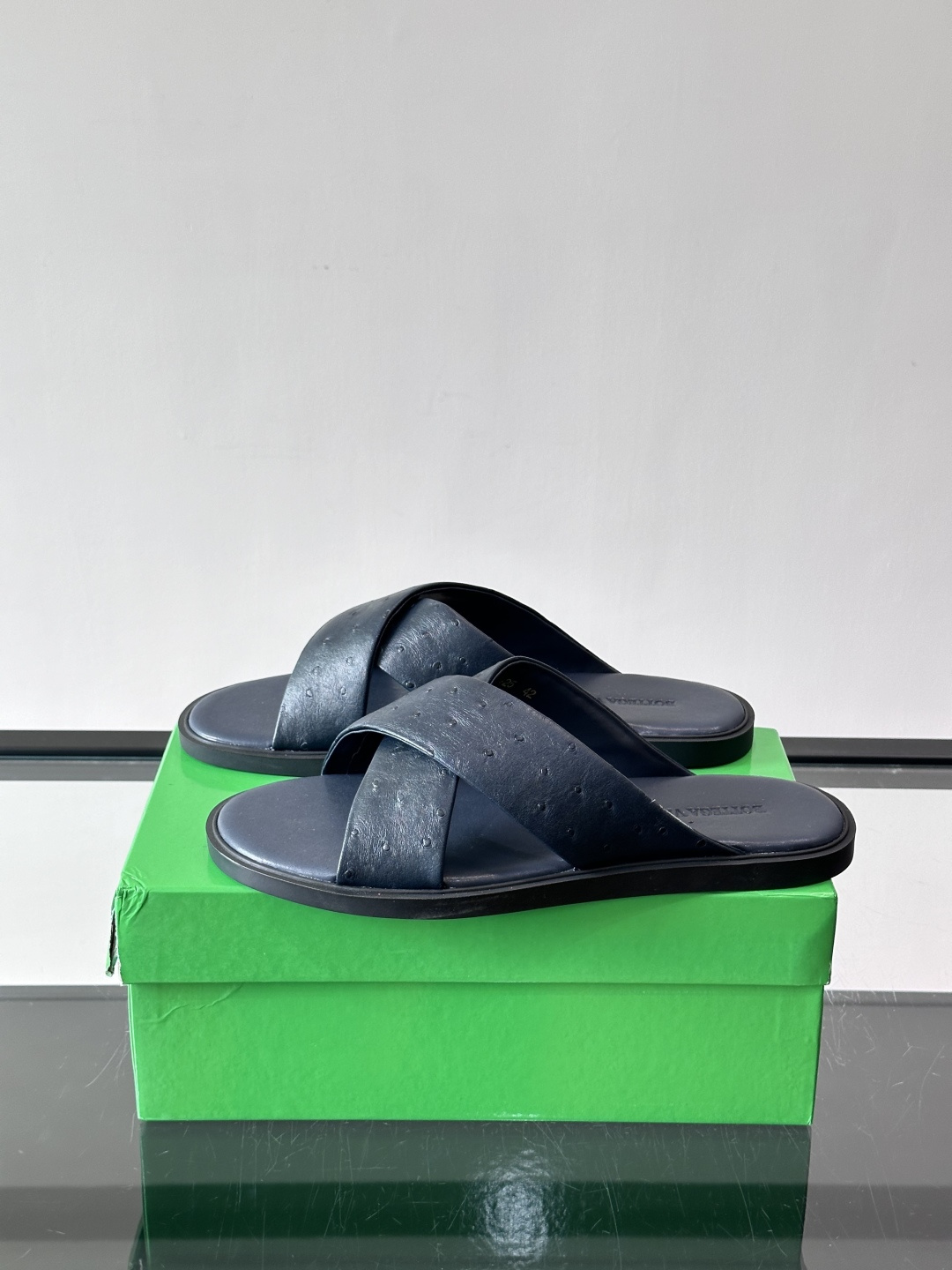 bv男士🧍‍♂️凉鞋拖鞋，采用优质牛皮，设计简约又时髦，鞋底轻便舒适，适合日常或度假穿搭。意大利工艺，细