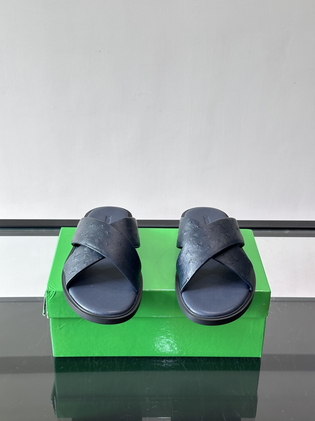 bv男士🧍‍♂️凉鞋拖鞋，采用优质牛皮，设计简约又时髦，鞋底轻便舒适，适合日常或度假穿搭。意大利工艺，细