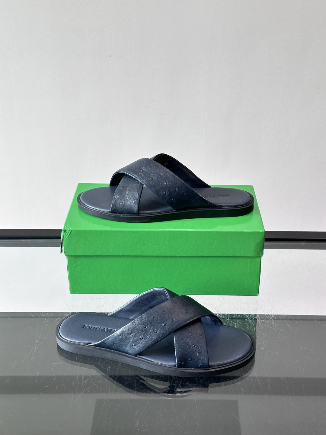 bv男士🧍‍♂️凉鞋拖鞋，采用优质牛皮，设计简约又时髦，鞋底轻便舒适，适合日常或度假穿搭。意大利工艺，细