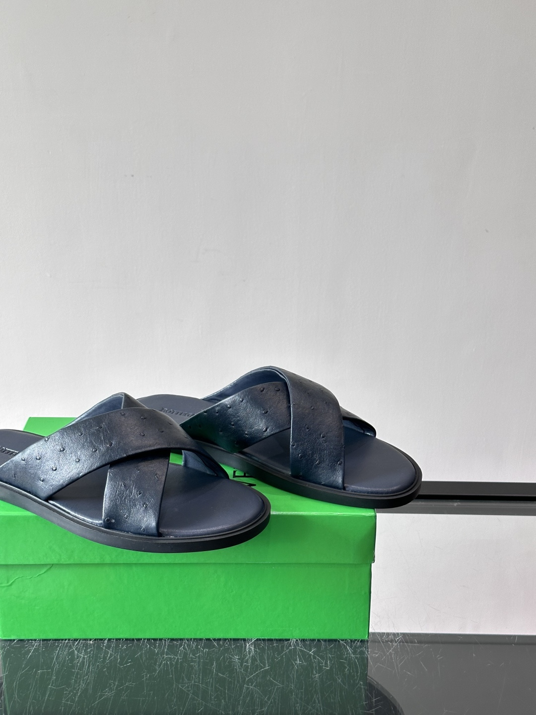 bv男士🧍‍♂️凉鞋拖鞋，采用优质牛皮，设计简约又时髦，鞋底轻便舒适，适合日常或度假穿搭。意大利工艺，细