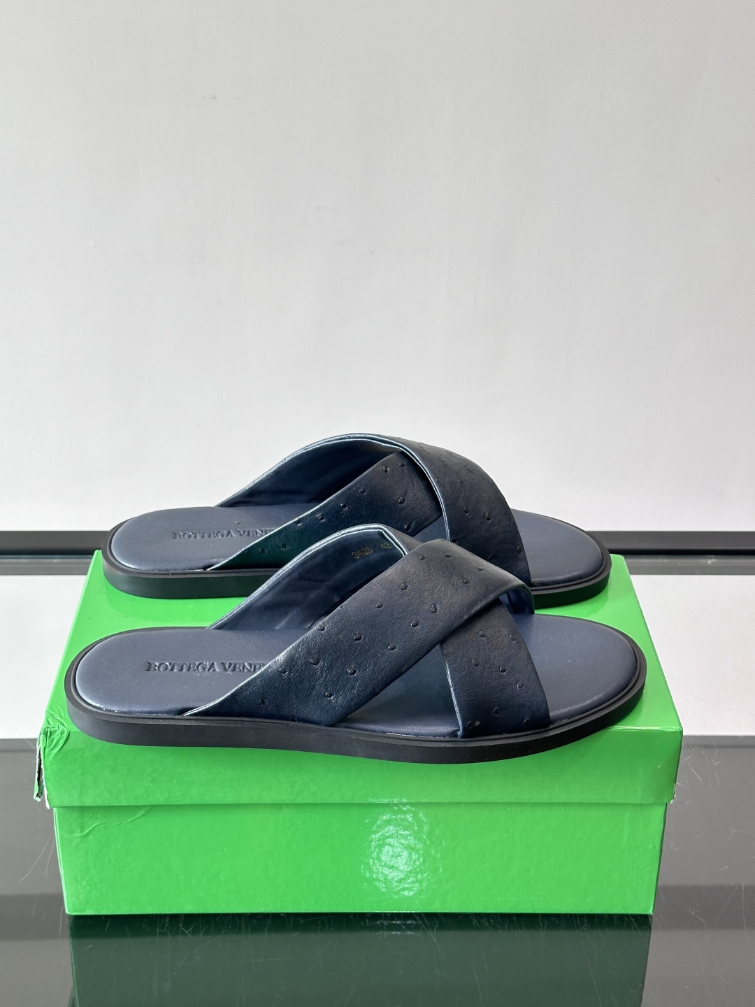 bv男士🧍‍♂️凉鞋拖鞋，采用优质牛皮，设计简约又时髦，鞋底轻便舒适，适合日常或度假穿搭。意大利工艺，细